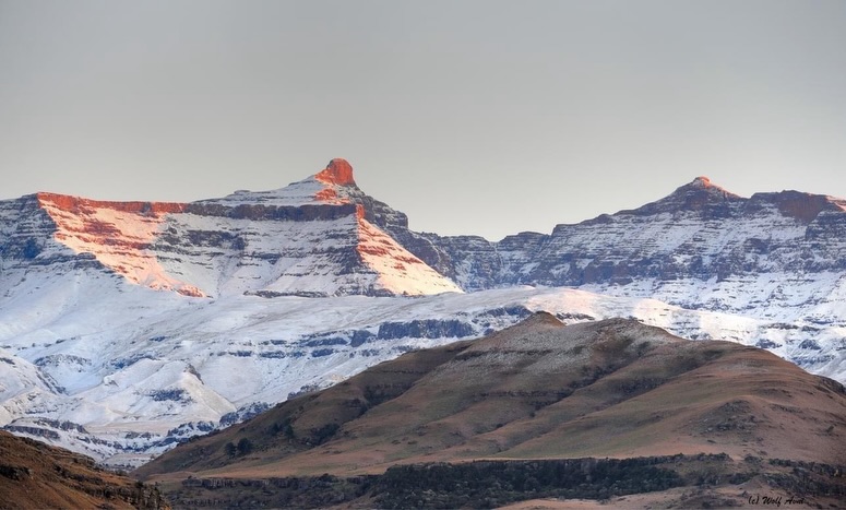 The forecast is whispering snow… ❄️
There’s a chance we could wake up to the mountains wearing a fresh white blanket tomorrow. Or perhaps they’ll keep us waiting just a little longer.
That’s the magic of winter in the Drakensberg — you never quite know what you’ll find when you open the curtains.
Will we wake up to a view like this tomorrow morning? We certainly hope so. 🤍
Keep your fingers crossed with us… we’ll be watching the peaks at first light. 🏔️✨
📸 - @wolfavni_photography
#snow #snowpeaks #drakensberg #drakensbergmountains #winterwonderland