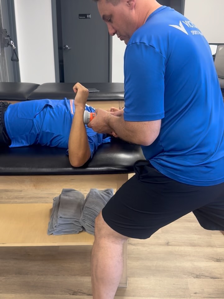 Shoulder pain in a thrower is almost never just a shoulder problem.
I’ve seen pitchers with rotator cuff pain who had zero hip rotation strength on the drive leg.
The shoulder gets the blame. The hip is the culprit.
What I look for in every overhead athlete:
→ Hip rotation mobility and strength — drive side and stride side
→ Scapular control under load — does it stay stable when the arm goes up?
→ Deceleration strength — can the posterior shoulder actually slow down your arm?
→ Arm path and mechanical efficiency — where is the stress coming from?
You can’t fix a shoulder problem by only treating the shoulder.
If you’re a pitcher, quarterback, volleyball player — and your shoulder keeps flaring — DM me EVAL.