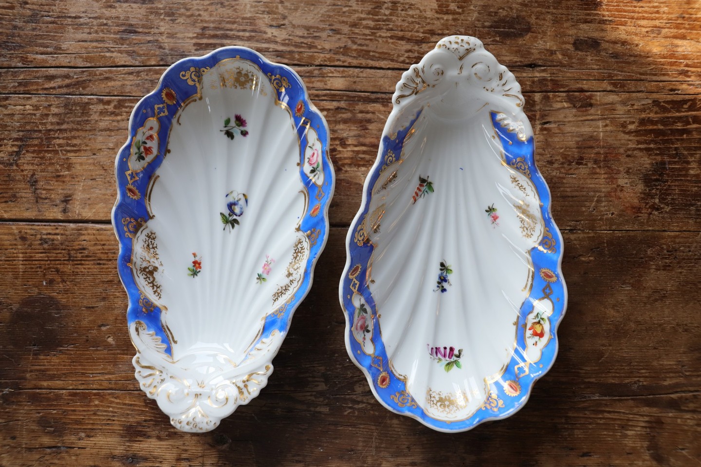 A pair of porcelain shell dishes hand painted to freshly discover on the eShop. The kind of versatile antique china you always need …
♻️ Choose vintage tableware and be kind to the planet.
📱Follow my Instagram to make sure you’ll never miss a novelty.
#kitchenbrocante #instabrocante #brocanteenligne