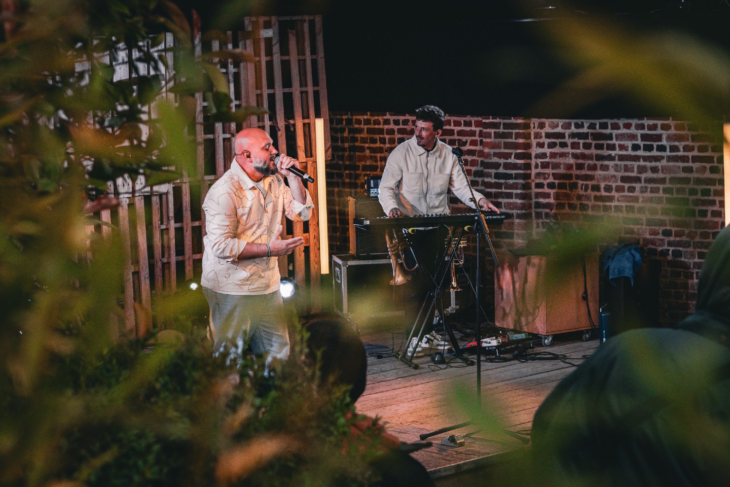 Le public du Chez OIM Fest' a été touché par la voix sensible et les mélodies pop rock émotives du trio @vobanofficiel
Envie de poursuivre l'aventure ? On vous invite le 30 Août prochain pour la Rando'Live !
Une randonnée de 7km entre Vitry-en-Artois et Biaches-Saint-Vaast, ponctuée par trois concerts gratuits : Shittycakes, Swin'Gum et Zababoum
Rendez-vous à 9h30 devant Radio Scarpe Sensée (1 Square Coluche à Vitry-en-Artois) pour un départ à 10h.
Inscription gratuite et obligatoire sur https://my.weezevent.com/randolive
Au programme :
9h30 : Accueil à Radio Scarpe Sensée
10h : Départ groupé pour la 1ère étape
10h50 : Concert de Shittycakes
11h10 : 2ème étape en direction de Biaches-Saint-Vaast
11h35 : Concert de Swin’Gum
12h : Dernière étape, retour à Vitry en Artois
13h : Concert de Zababoum à Radio Scarpe Sensée
13h-15h : Buvette et Pique-nique. Après l’effort, le réconfort !
