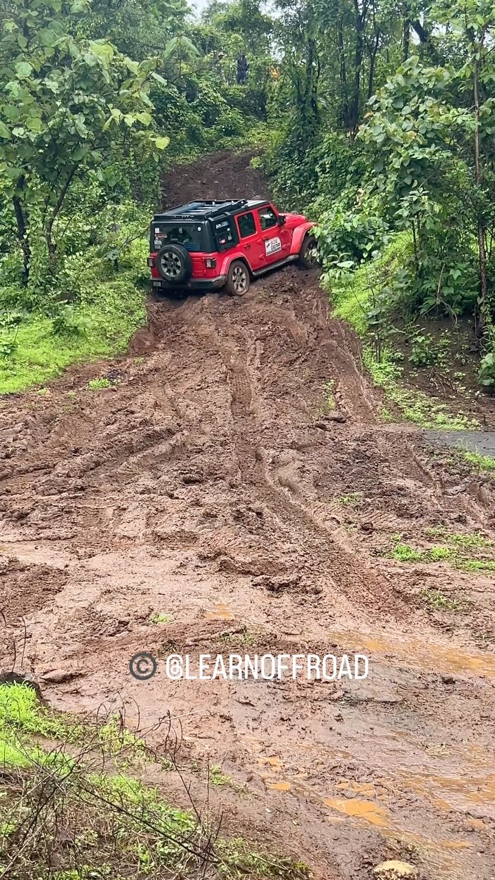 The last reel of jimny vs wrangler had a lot of comments. So we decided to do a more comprehensive test.
Everyone was aired down, offroad tyres and similar levels of driving experience.
What do you think?
#learnoffroad #hilux #jimny #jeepwranglerunlimited #thar