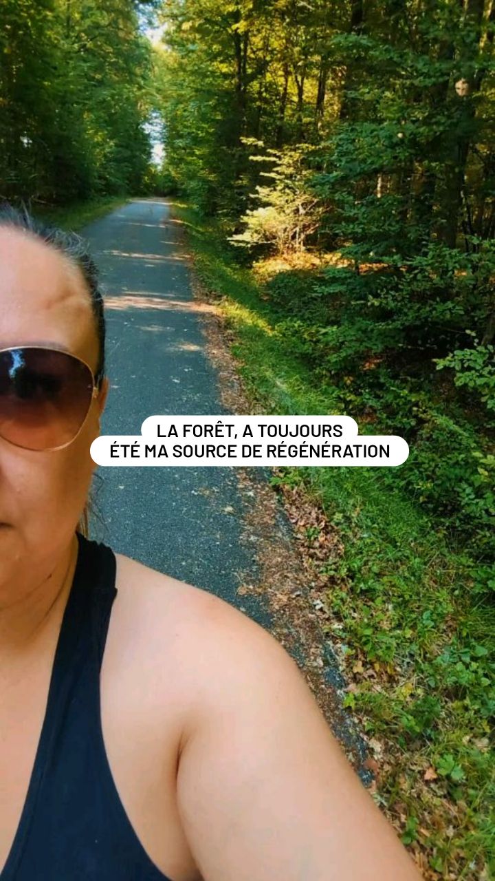 2 heures au cœur de la forêt de Haguenau. 🌲
Pas de notifications, pas de bruit. Juste le vent dans les feuilles, le chant des oiseaux et l'odeur de la terre.
Depuis toujours, la forêt est mon sanctuaire. Quand mes batteries sont à plat ou que mon cerveau tourne en boucle, c’est ici que je viens faire le vide.
Ce n'est pas pour rien que notre forêt de Haguenau (la plus grande de France !) est chargée de mythes et de légendes, un peu comme Brocéliande. Il y a une énergie brute qui remet tout à sa place.
Aujourd'hui, on est lundi. Et dans mon agenda du jour, j'ai 3 diagnostics stratégiques complets à réaliser (études de marché, positionnement, analyse de concurrence).
Pendant longtemps, j'ai cru que pour résoudre des problèmes stratégiques complexes, il fallait rester vissée à son bureau des heures durant.
La vérité ? La clarté ne vient JAMAIS quand on a la tête dans le guidon. Elle arrive quand on prend du recul. En revenant de ces 2 heures de marche, mes idées sont limpides, ma vision est tranchée et je sais exactement quelle direction donner aux projets de mes clients.
💡 Et toi, tu en es où dans ton business ?
Si tu sens que tu tournes en rond, que ta communication manque de cap ou que tu n'arrives plus à prendre du recul sur tes offres : arrête de forcer seule devant ton écran.
Parfois, il suffit d'un œil extérieur, d'une expertise de 20 ans de terrain et d'une analyse à 360° pour débloquer la situation.
👉 Besoin d'y voir clair ? Laisse-moi passer ton business au scanner avec le Diagnostic Stratégique.
📥 Envoyez-moi "DIAGNOSTIC" en message privé ou cliquez sur le lien dans ma bio pour réserver le tien.
