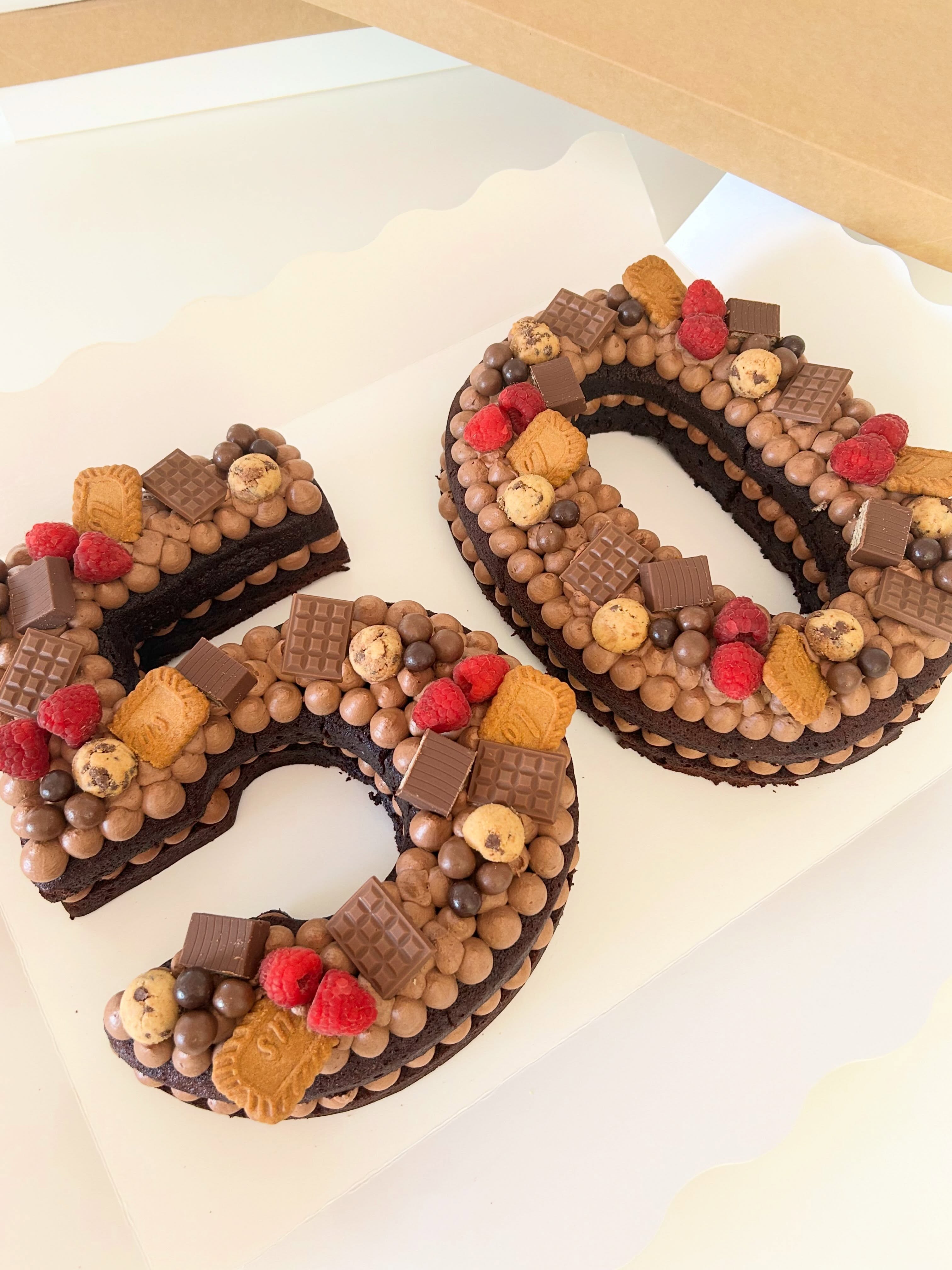 Number birrthday cake.
Pastís d’aniversari número 50.
Pa de pessic de xocolata farcit de trufa decorat amb fruits vermells, galetes i xocolatines.
Només per encàrreg.
#birthdaycake #numbercake #pastisaniversari #pastissosperencàrrec #pastissospersonalitzats