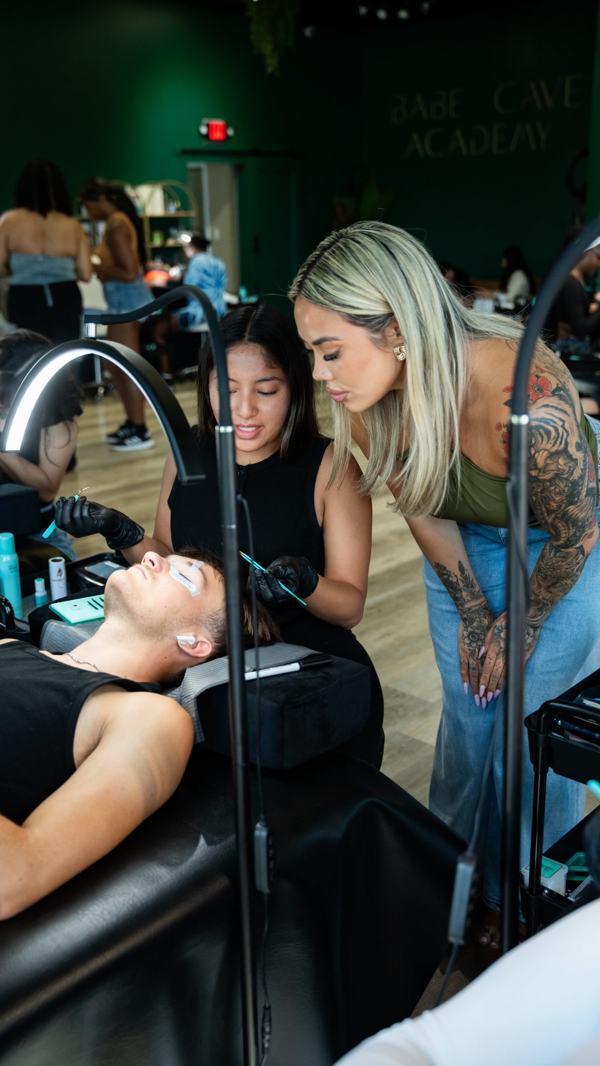 This is a lash course designed for the artists who care about their education & want to build long term careers in the industry ๐ซถ๐ผ
Youโll go from a total beginner to an ARTIST who can create styles that clients are actually booking today, even if you have 0 experience
You donโt need any license either, after this program youโll be legally certified to lash clients!
Next date: August 27-29 & Sept 3-5
Just send us a dm for the details ๐ซถ๐ผ
