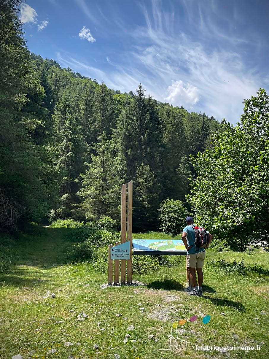 🏔VALORISATION DU LAC D'ESTAING (65) - Mission accomplie ! 🌲💚
Un projet d’endurance… En 2020, nous commencions à imaginer la signalétique d'interprétation du lac d'Estaing, dans les Hautes-Pyrénées. C’est Samuel Coupey, paysagiste de l’Agence Casals, qui a piloté la valorisation paysagère du site. Un projet extraordinaire pour créer des parkings ultra discrets, réensemencer avec les espèces locales prélevées la saison précédente avec pour objectif de laisser le site le plus naturel possible.
🐮🐑🐴Et c’est réussi ! Fini la farandole de camping-cars garés tout autour du lac, les “poches de stationnement” donnent l’impression d’avoir toujours été là et le sentier d’interprétation est très accessible, particulièrement pour les familles.
Pour découvrir le projet d’aménagement paysager complet : https://www.agencecasals.fr/.../valorisation-du-lac.../
🔧Pour ce projet, La Fabrique Toi-Même (@emilieblabla_graphiste & @christelleloubriat médiation culturelle) a collaboré avec une équipe de qualité et d’une patience infinie, merci à :
✨ Julie Duponchel @patri_minots pour les contenus et la coordination de terrain
🖌️ @_sebcazes_ pour les illustrations
🪵 signaletique.picbois pour la fabrication des panneaux
📍 Et si vos vacances vous mènent au lac d'Estaing, envoyez-nous vos photos !
#mediationculturelle #signaletique #interprétation #designculture #patrimoine #lacdestaing #hautespyrenees #lafabriquetoimeme #graphisme #illustrationwork #picbois #paysage #valdazun #pyrenees #Signaletique #mediationculturelle #randonnee