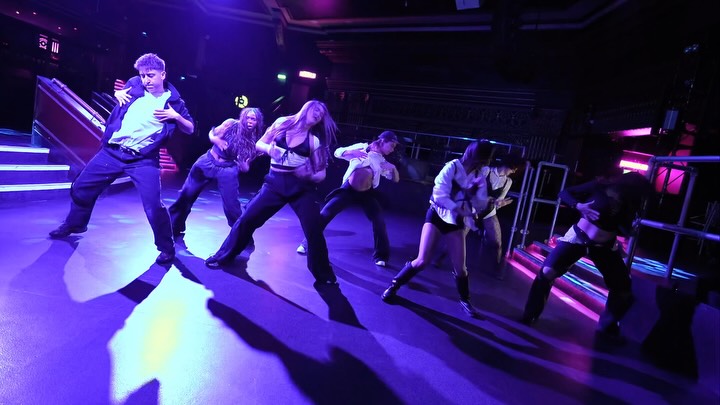 ❌ DON’T TOUCH MY HAIR ❌
Pulled up the collective to @circuitkingston_ for a session 🔥
Dancers:
@zac_r_ @debbie.adekugbe @jadesummerlemon @_rachel_hunt @rhiannagraves @m.onroeharrison @saraocchipinti.so @savannahriaryan
Choreography:
@kimberley13collins
Filmed by:
@thejaqmoon
Want the opportunity to dance in the iconic nightclub venue CIRCUIT?! Well, you can… come join us next term for company training, we have 5 spaces left ‼️ *submission link in our bio*
#dance #londondance #circuitkingston #unapologetic #procollective
