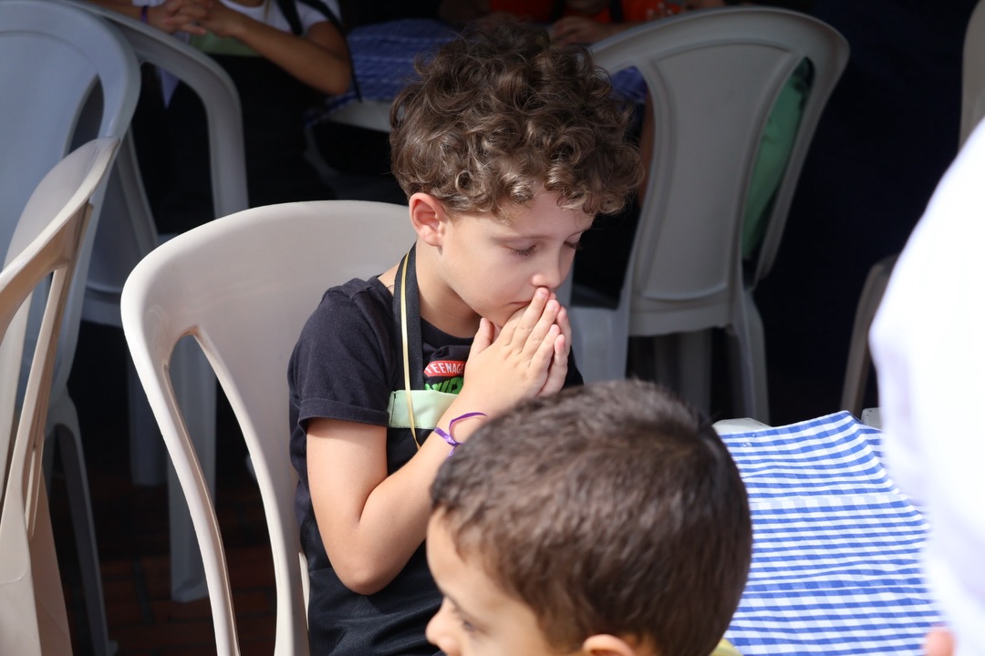 No último domingo de manhã tivemos o Sunday Kids! ❤️☀️🌱
Um momento pensado com muito carinho para as nossas crianças aprenderem, com comunhão e diversão, acerca do tema “O semeador saiu a semear”.
Foi uma manhã especial em formato de circuito, onde as crianças puderam estudar a parábola do semeador passando por oficinas de história, música e artes. Cada estação trouxe uma forma diferente de vivenciar o ensinamento, até que elas se reuniram para apresentar, juntas, uma música na igreja. 🎶
Nosso trabalho com os pequenos acontece todos os domingos, de manhã e à noite e queremos muito que vocês façam parte disso!
Papais, tragam seus filhos para viverem esses momentos de aprendizado, comunhão e diversão. Vai ser muito bom ter vocês com a gente!