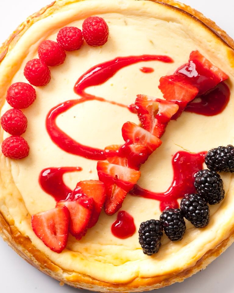 My favourite 🤩 cheesecake of al time.
Baked lime cheesecake with a chocolate chip base. Served with fresh berries. Truly delicious and so creamy, it melts in the mouth. #privatechef #personalchef #cotswolds #cheesecake #dessert