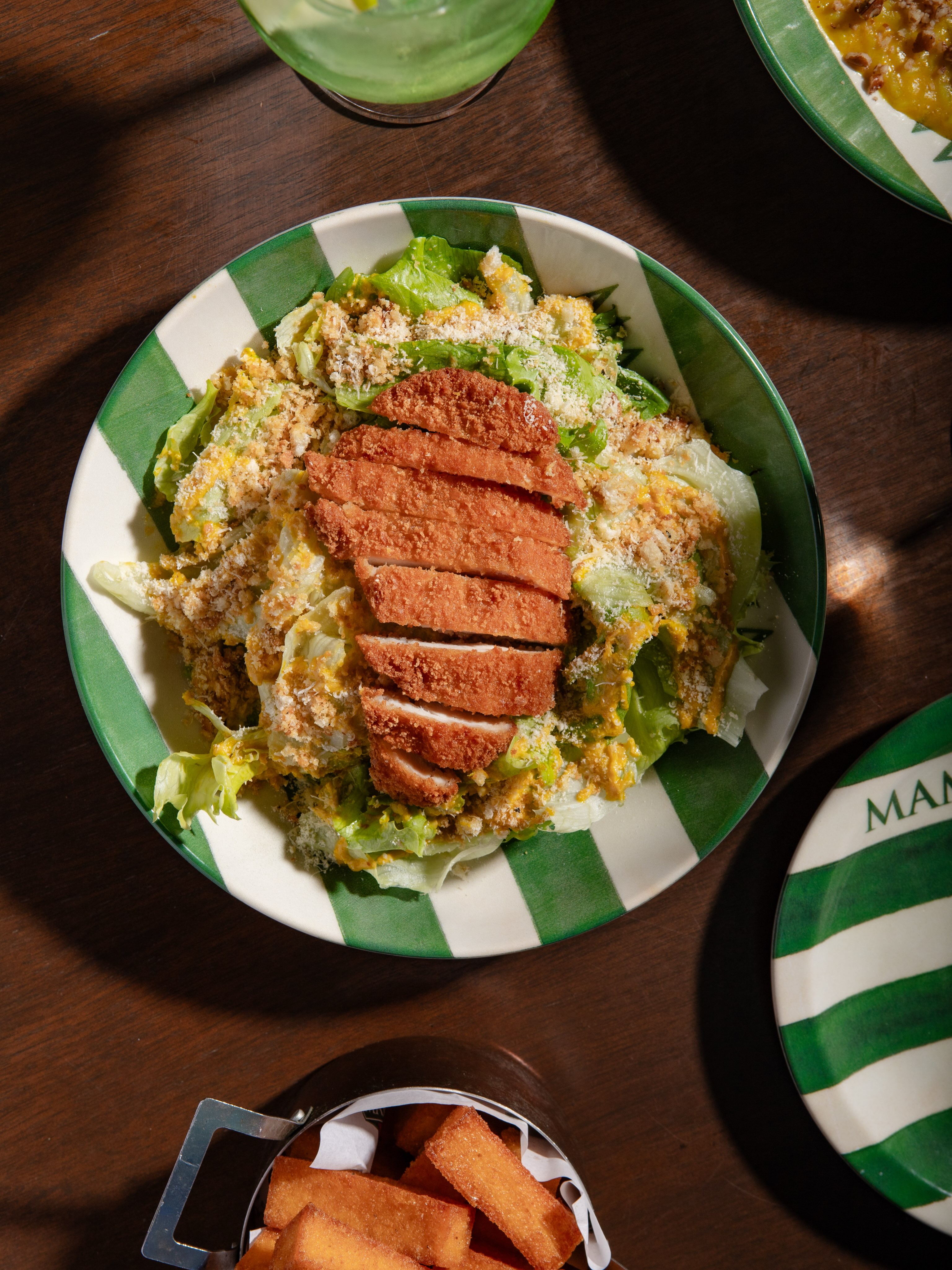 A nossa versão da Salada Caesar traz iscas de frango à milanesa, alface americana, crocante de pão colonial, parmesão e molho de maionese.
Uma opção que combina leveza e sabor na medida certa.