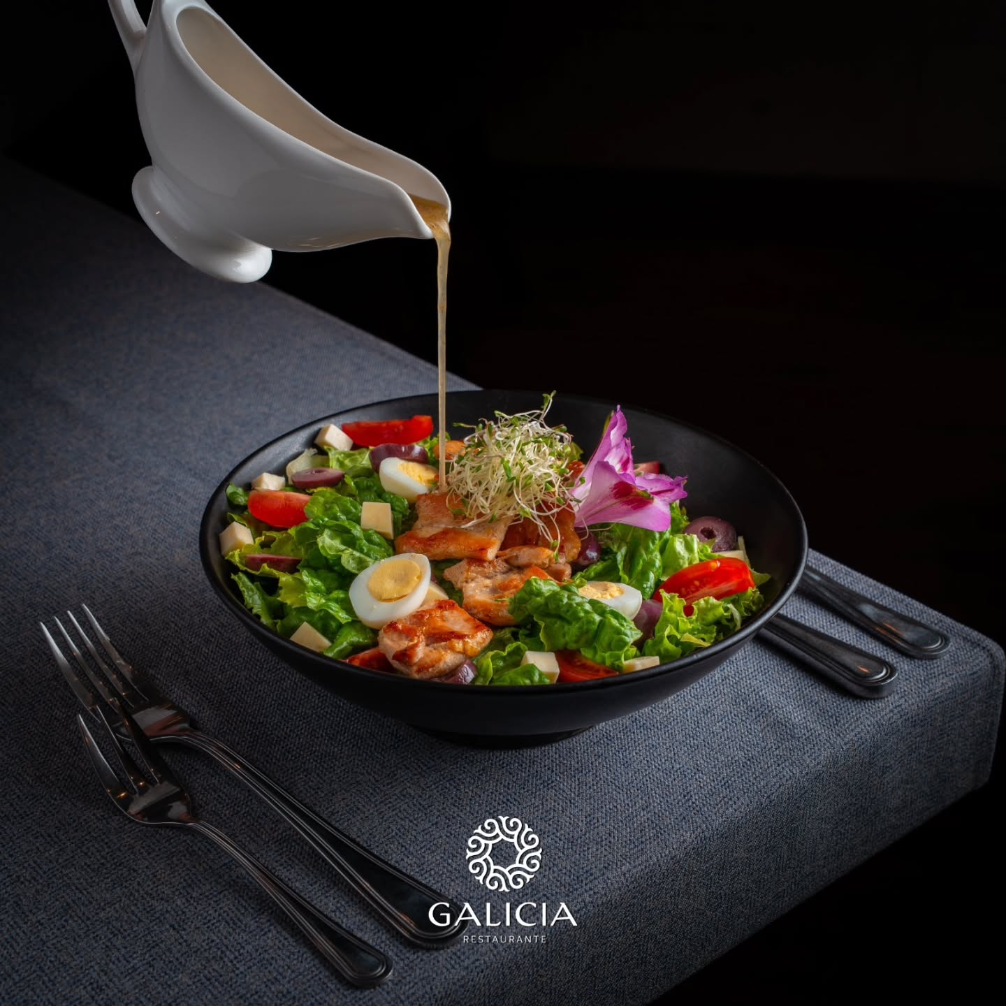 🥗 FRESCURA, SABOR Y ELEGANCIA EN CADA BOCADO ✨
Disfruta de una ensalada preparada con ingredientes frescos, pollo a la parrilla, vegetales seleccionados, huevo, queso y un exquisito aderezo que realza cada sabor.
Una opción ligera, saludable y deliciosa, perfecta para cualquier ocasión.
📍 Av. Manuel A. Odría 1636 – Tacna
🕔 Atención: Lunes a Sábado | 5:00 p.m. – 12:00 a.m.
📲 Reservas: 907 687 688
¡Te esperamos para vivir una experiencia gastronómica única! 🍷🥗
#GaliciaRestaurante #Tacna #EnsaladaGalicia #ComidaSaludable #CocinaItaliana FreshFood HealthyChoice FoodLovers Gastronomía CenaEnTacna
Los datos de contacto, ubicación y horario cor
