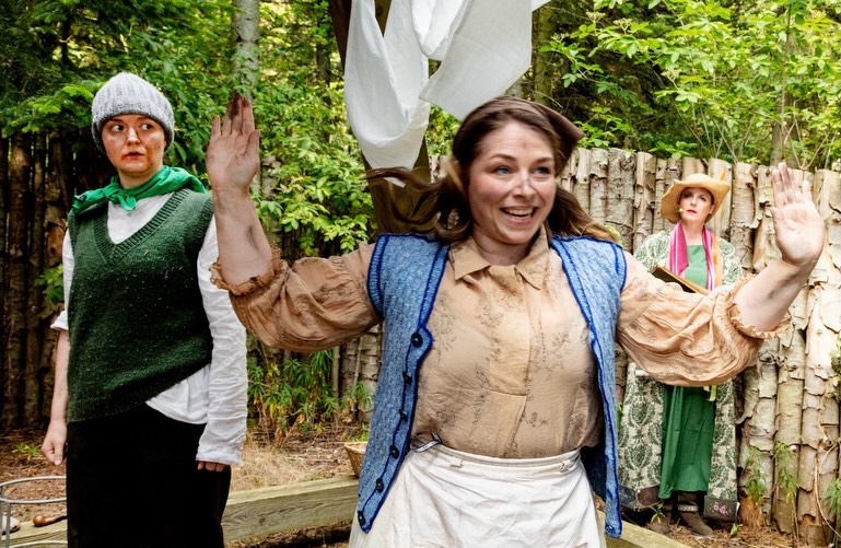 Børnene hjalp Hans og Grete i @samsolabyrinten for en uge siden med @soeholm_opera.
Det var i sandhed en 4D-oplevelse; at synge om at vågne under grantræerne til fuglenes kvidren og så rent faktisk stå under grantræerne og synge med fuglekvidder i baggrunden! At lede efter et honningkagehus ude i skoven og så rent faktisk finde ét - i en skov! Med hjælp fra de sødeste børn, som levede sig 100% ind i fortællingen (og et enkelt barn så meget at hun gik med på scenen! Men hun er erfaren i og med at hun er barn af instruktøren 😅)
At være ægte bekymret for at fare vild i skoven, som var en vaskeægte labyrint. En totaloplevelse ud over det sædvanlige!
Fotos 📸 af Jeanette Phillipsen @jeaphilipsen
Tak til det skønne cast @cassandra.lemoine @stinabruunschmidt @leifjoneolberg og bedste partner-in-crime @emma.oemann for at være den bedste Brüderlein man kunne ønske sig! 🍭
Tak til Søholm Opera, instruktør @nmnatascha og musikalsk leder @frode.andersen for at give mig disse minder. ❤️