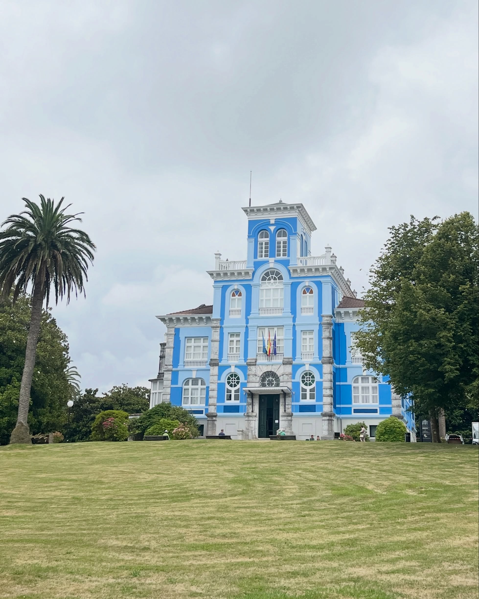 No importa la cantidad de veces que haya visitado el Archivo de Indianos de Colombres, siempre me sobrecoge y me emociona.
La cantidad de vidas truncadas, seres queridos que hubo que abandonar, guerras, miseria, patrias perdidas, naufragios, historias desgarradoras y un sinfín de testimonios que te hacen reflexionar sobre el pasado y el presente.
Mi hija me ve con los ojos llenos de lágrimas, se preocupa, y no acierta a entender por qué sufro por las personas de esos vídeos y fotografías, si a día de hoy están muertas. Le explico que sus propios antepasados viajaron a las Américas y nunca volvieron, le explico que la empatía a veces es un pesado lastre.
Le digo que nosotras somos afortunadas, aunque a veces no nos demos cuenta.