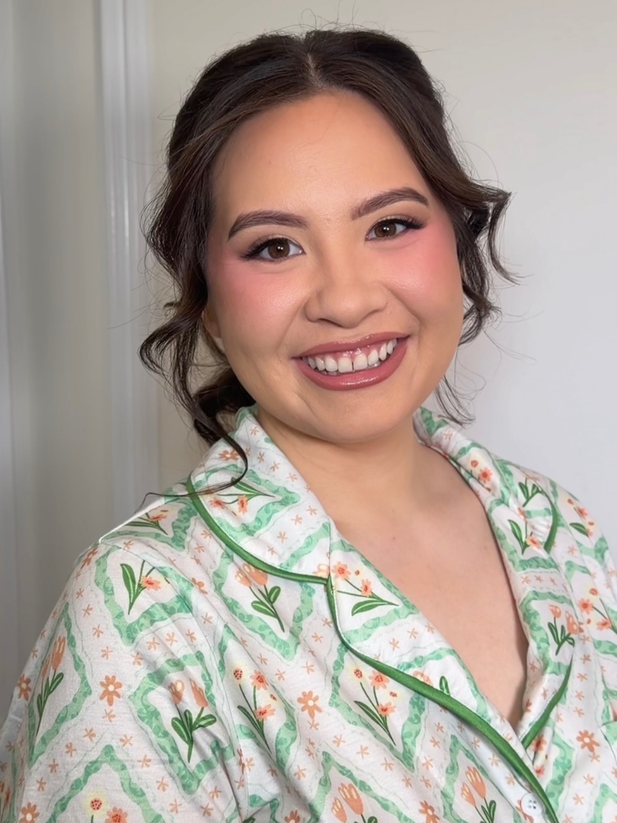 Her smile says it all!🤩😉
💋Gaby
✂️Tracy
#softglam #allsmiles #bridesmaidglam #njmakeupartist #weddingpony