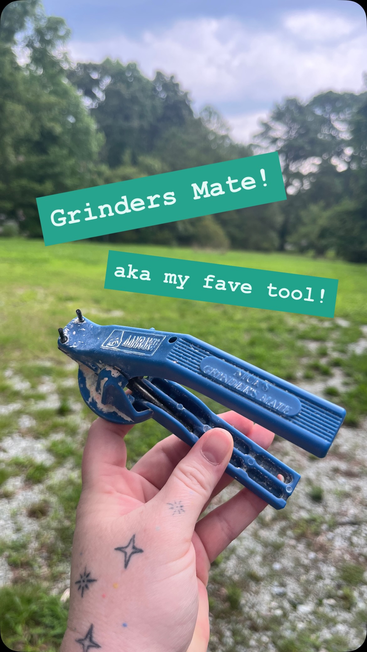 Little follow up to my post yesterday! This tool is great for professionals and beginners alike, seriously saves my fingers when I’m grinding a bunch of glass at once! I know I’m not the only one who LOVES Nick’s Grinders Mate (also why is it plural!?) #stainedglassart #stainedglassartist #paigeboy #stainedglass #glassartist