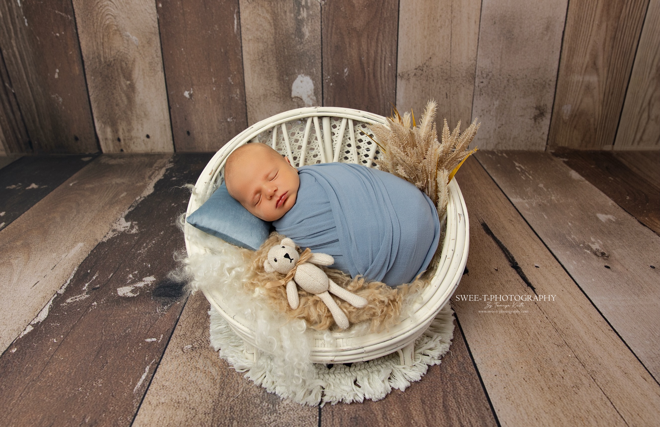 Wrapped and dreaming sweetly. 💙 Little Killian, 8 days new and already stealing hearts. These precious newborn days pass in the blink of an eye, making every image a treasured memory for years to come.
Let’s create something truly beautiful together with Barossa’s trusted newborn specialist.
https://www.swee-t-photography.com/newbornpricing
📸 © 2026 Swee-t-Photography Barossa’s Newborn Photographer
#barossanewbornphotographer #barossanewbornphotography #barossababyphotographer #barossamaternityphotographer #barossastudio