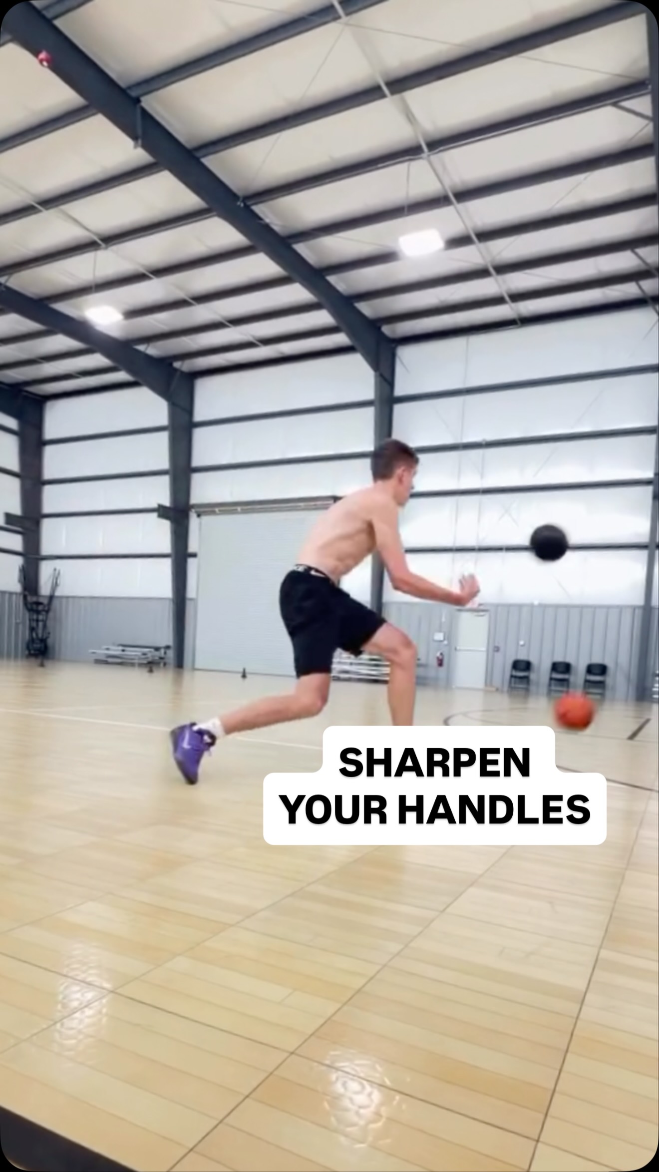 Handle work with @j.white2009 🔥🔥 alternating small ball with regular ball, working on tight handles into shot opportunity.
#basketballtraining #basketballskills #explorepage #playerdevelopment #basketballworkouts