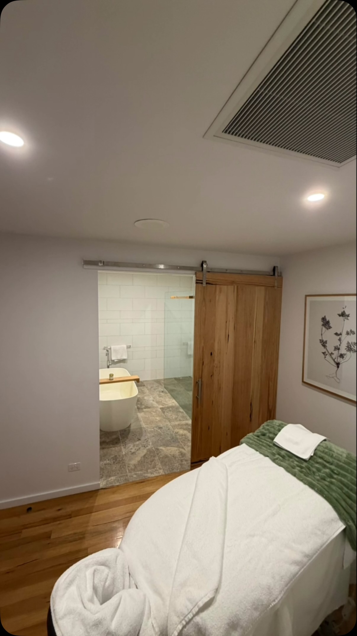 Yesterday was install day @ballaratsanctuarydayspa for this stunning solid messmate barn door. Matched with stainless steel running gear it blends in perfectly with the existing entry door hardware and aesthetics of the room ๐
@glencoetrade
@fiddesaustralia
.
.
.
.
.
.
.
.
#interiordesign #bespoke #dayspa #barndoor #trending