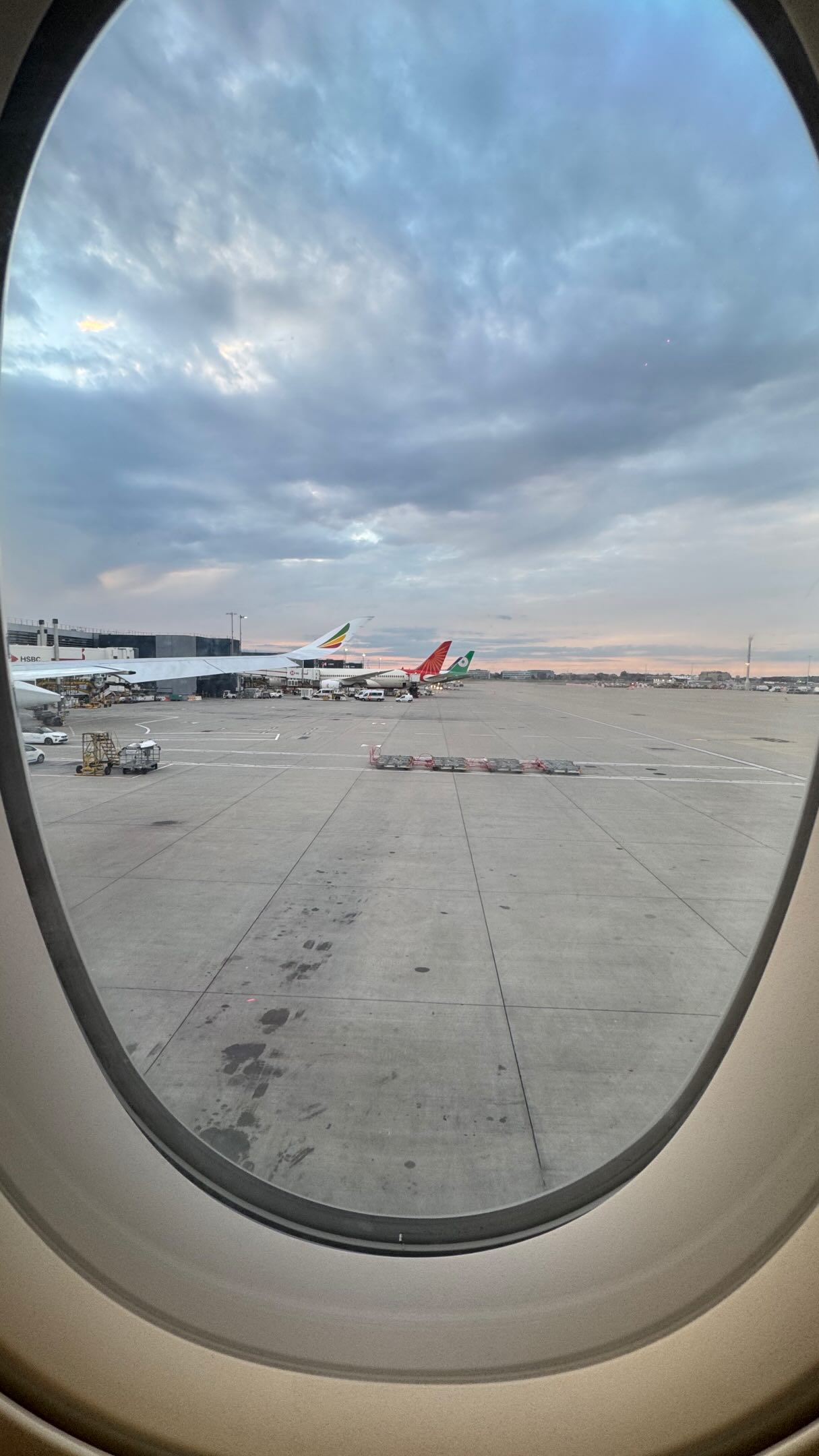 London ➝ Lusaka ✈️
People think travel is the hard part. For me it’s managing a whole pancreas (Type 1 diabetes) between airports, time zones, stress hormones and unexpected blood sugars.
- A sunflower lanyard that didn’t quite help.
- A 15 mmol/L before breakfast.
- Rage bolusing insulin even if I haven’t eaten (for hormones)
- One mini croissant.
- A lot of patience.
And still... we keep moving.
Building a life with Type 1 diabetes means designing around reality, not waiting for perfect conditions.
I’m the Designer Diabetic, proving that resilience isn’t built when life is easy—it’s designed through every decision your body asks you to make.
@sunflowerlanyardscheme 🎖️
@volvic.uk 💧
@fly.ethiopian ✈️
@prioritypass @americanexpressuk ☕️
@freestylediabetes ⚪️
@apple 🎧📱
@vaselinebrand 💄
#Type1Diabetes #DiabetesTravel #BuildingInPublic #AfricaTravel #livelifefully