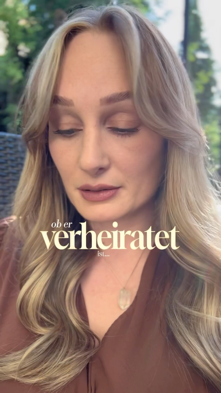 Ich bin echt neugierig wie du das siehst und welche Erfahrungen zu schon gemacht hast … lass es mich mal in den Kommentaren wissen.🫱🏾🫲🏽♥️
Tut mir leid dir das sagen zu müssen aber: mach diese Frage zu deiner Standardfrage! Nicht beim 3. Date, nicht wenn du schon Gefühle entwickelt hast. Direkt am Anfang.
Weil du hast es verdient, zu wissen, worauf du dich einlässt, bevor du investierst.♥️
& falls du gerade selbst mitten in so einer Situation steckst - sei es eine Trennung, n Trauma Bond oder dieses Hin- & Hergerissensein, wenn sich jemand wieder meldet, obwohl du eigentlich weiter willst - hab ich mein UNHOOK Audiobundle für genau diese Momente entwickelt. Vier kurze Audios für die Situationen, in denen dein Kopf und dein Körper Erste Hilfe brauchen.
Schreib mir “UNHOOK” und ich schick dir den Link.
#peoplepleaser #dating #narzissmus #lovebombing #coabhängigkeit