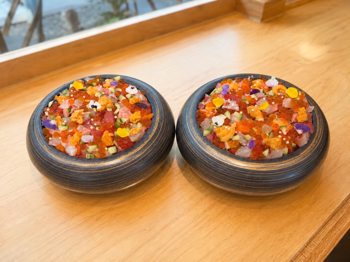 Bara Chirashi
A colorful selection of akami, chutoro, otoro, kanpachi, hamachi, madai, king salmon, sawara, amaebi, ikura, Bafun uni, and cucumber—all together in one bowl.
A little bit of everything, made for those who want it all.