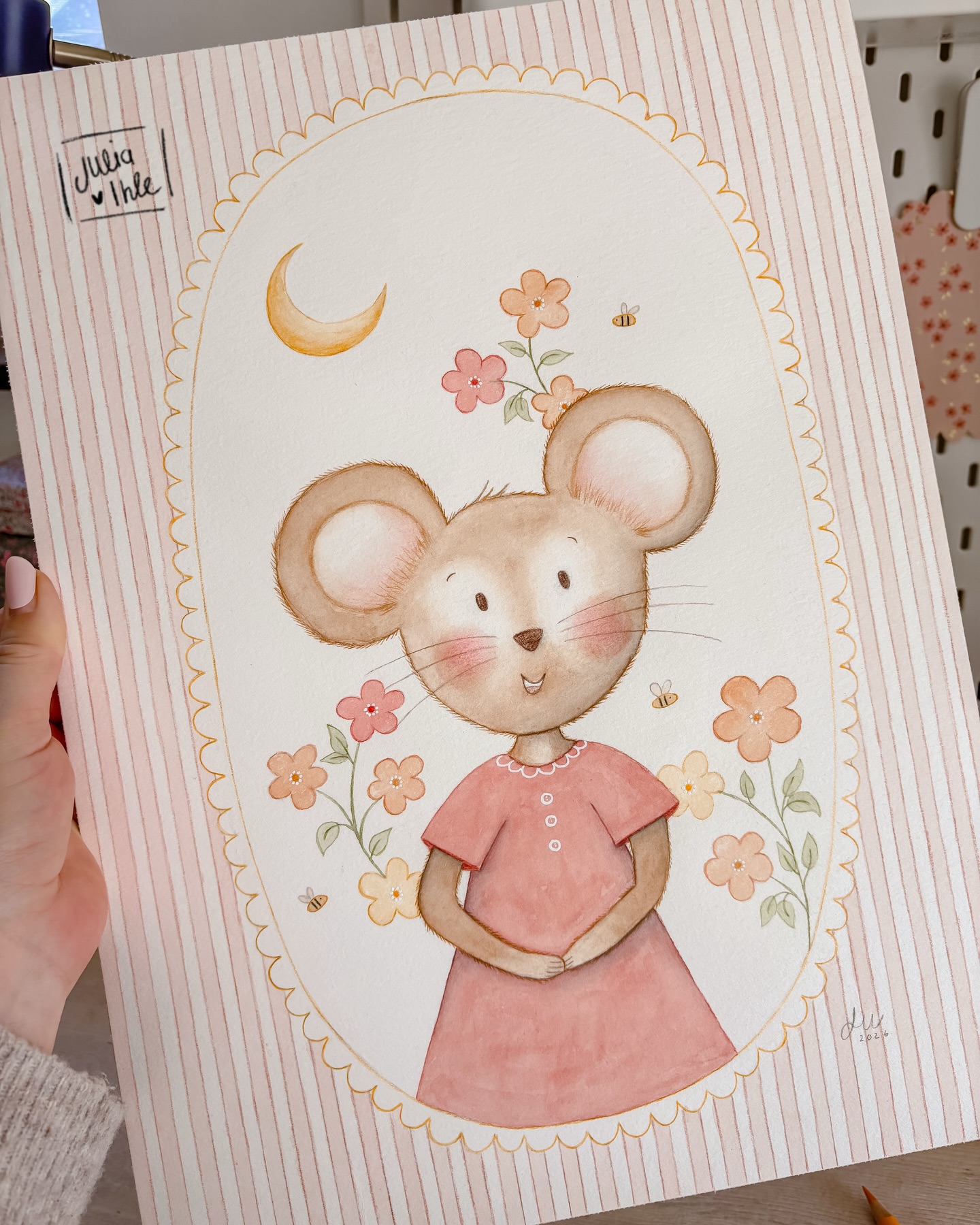 This little mouse has found its forever home 🐭 happy cozy Sunday friends, I hope you’re all having a beautiful July filled with little moments of joy, sunshine, and creativity 😍✨
I painted this Portrait Illustration using watercolors and Polychromos pencils for our baby’s nursery four months ago ☺️ I love the result and I’m especially happy how the colors turned out, seeing it framed in natural wood makes my heart so happy 🧡🩷 but knowing that this little piece of art will be part of such a special chapter in our lives makes it even more meaningful. What do you think of how it turned out? 🌼
#woodlandillustration #animalillustration #nurseryart