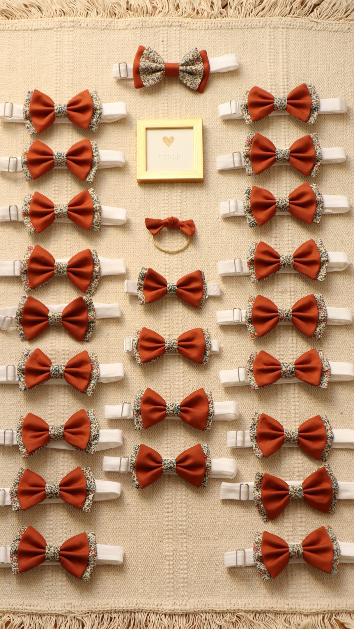 🧡 La commande mariage sur mesure d’accessoires textile de Sophie dans un beau lainage orange terracotta et liberty fleuri 🙌🏻
🌸 23 noeuds papillons double confectionnés avec soin et amour dans mon atelier dijonnais.
#futursmaries #bridetobe #madeinfrance #creatricefrancaise #vloglifestyle