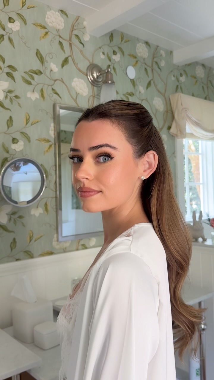 Getting ready moments at @sanysidroranch with @nicolettelangley 🤍✨
Elevated natural glam and soft waves with a sleek half up for our beautiful weekday elopement bride.