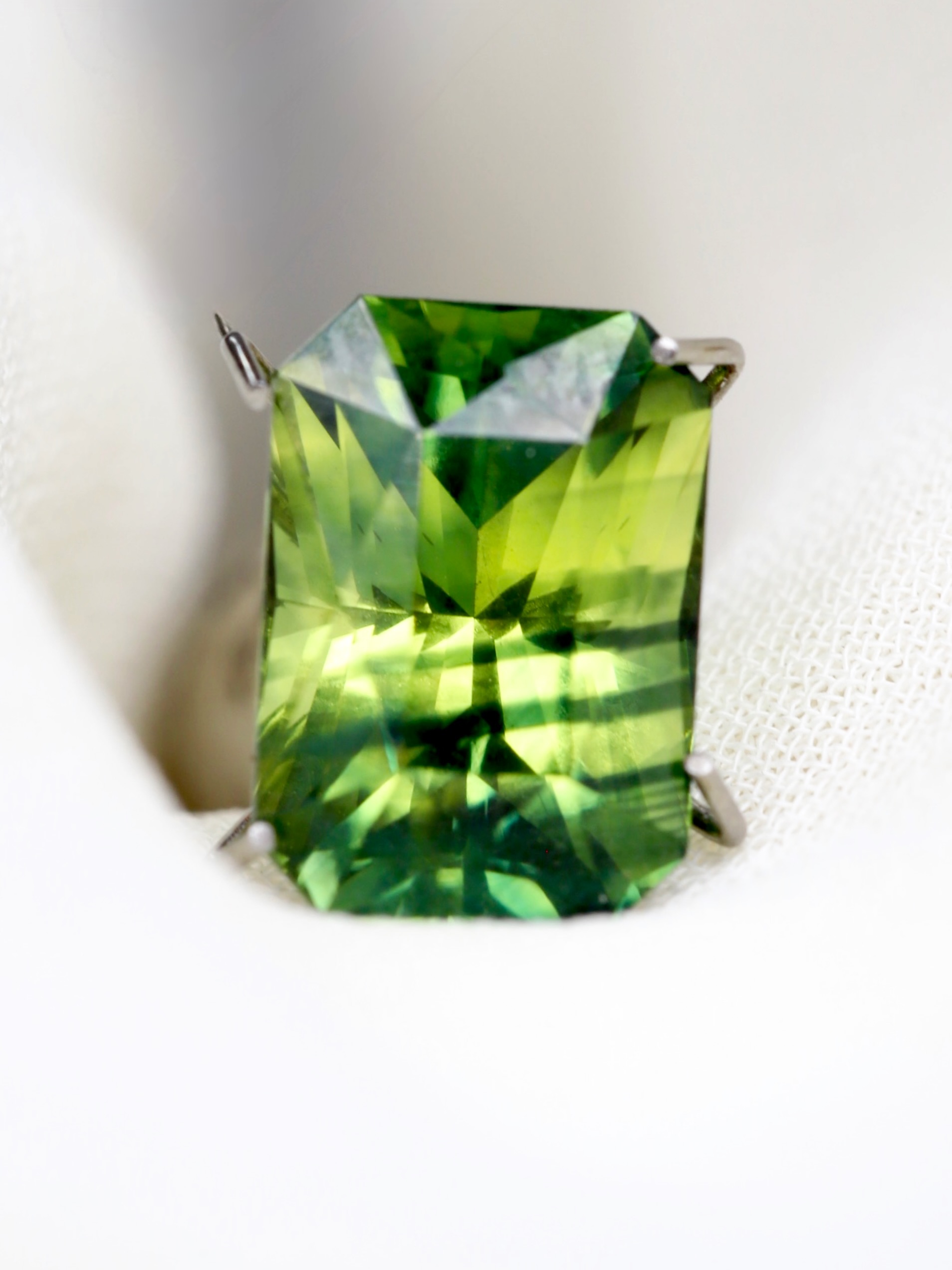 Stone of the Week 💚
A rare 2.82ct unheated Green Sapphire with a striking emerald cut. Unlike many sapphires, this gem has never been heat treated, preserving its natural colour exactly as it formed in the earth.
Would you wear a green sapphire? ✨#greensapphire #gemstones #vujewellers #engagementring #supportlocal
💛 Fun fact: Green sapphires score 9 on the Mohs hardness scale, making them one of the toughest gemstones perfect for an engagement ring designed to last a lifetime. 💛