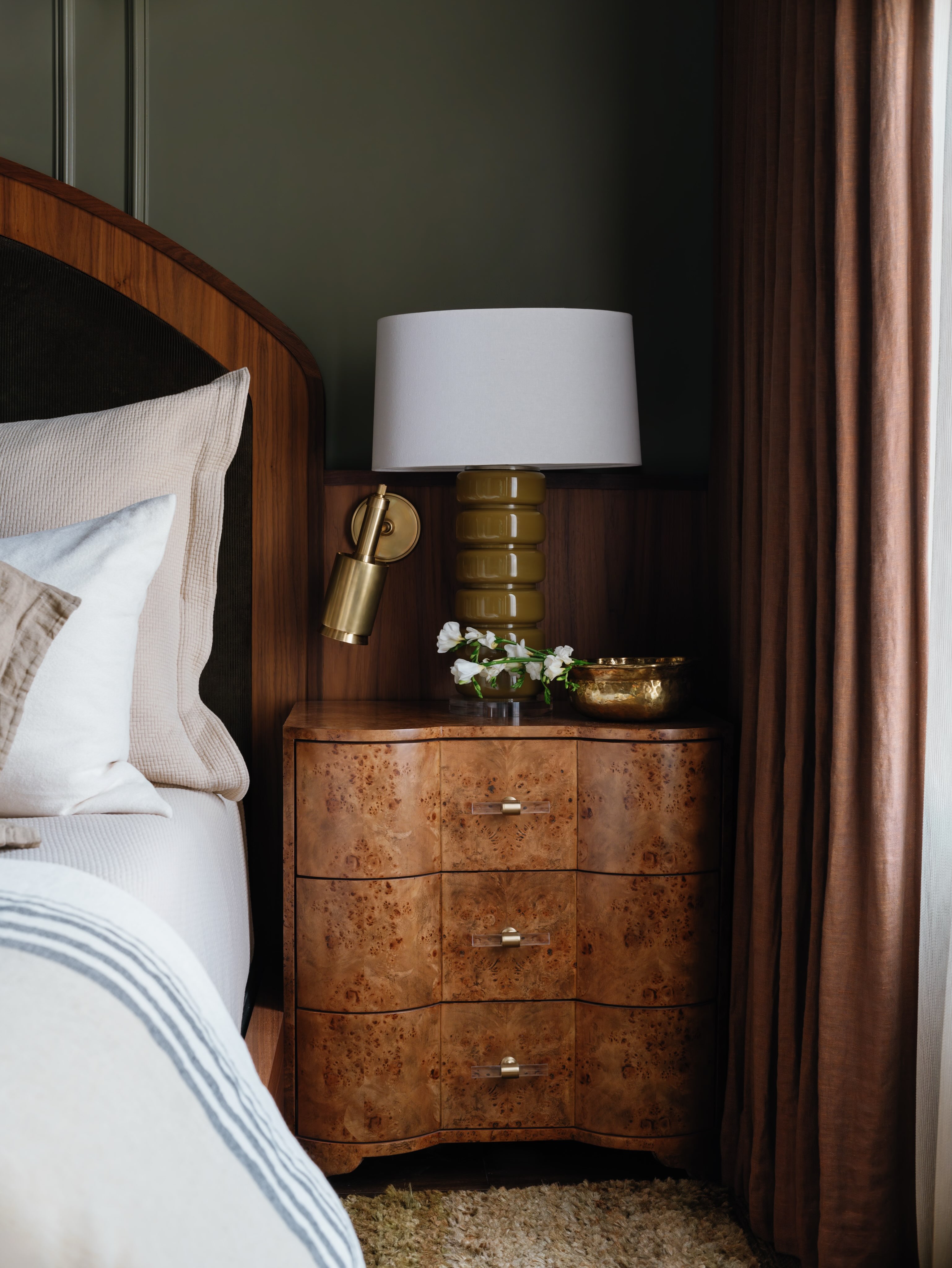We spend a lot of time thinking about how a room looks.
We spend even more time thinking about how it feels.
The best bedrooms ask very little of you beyond staying a little longer.
📷 @beccaleaphoto
