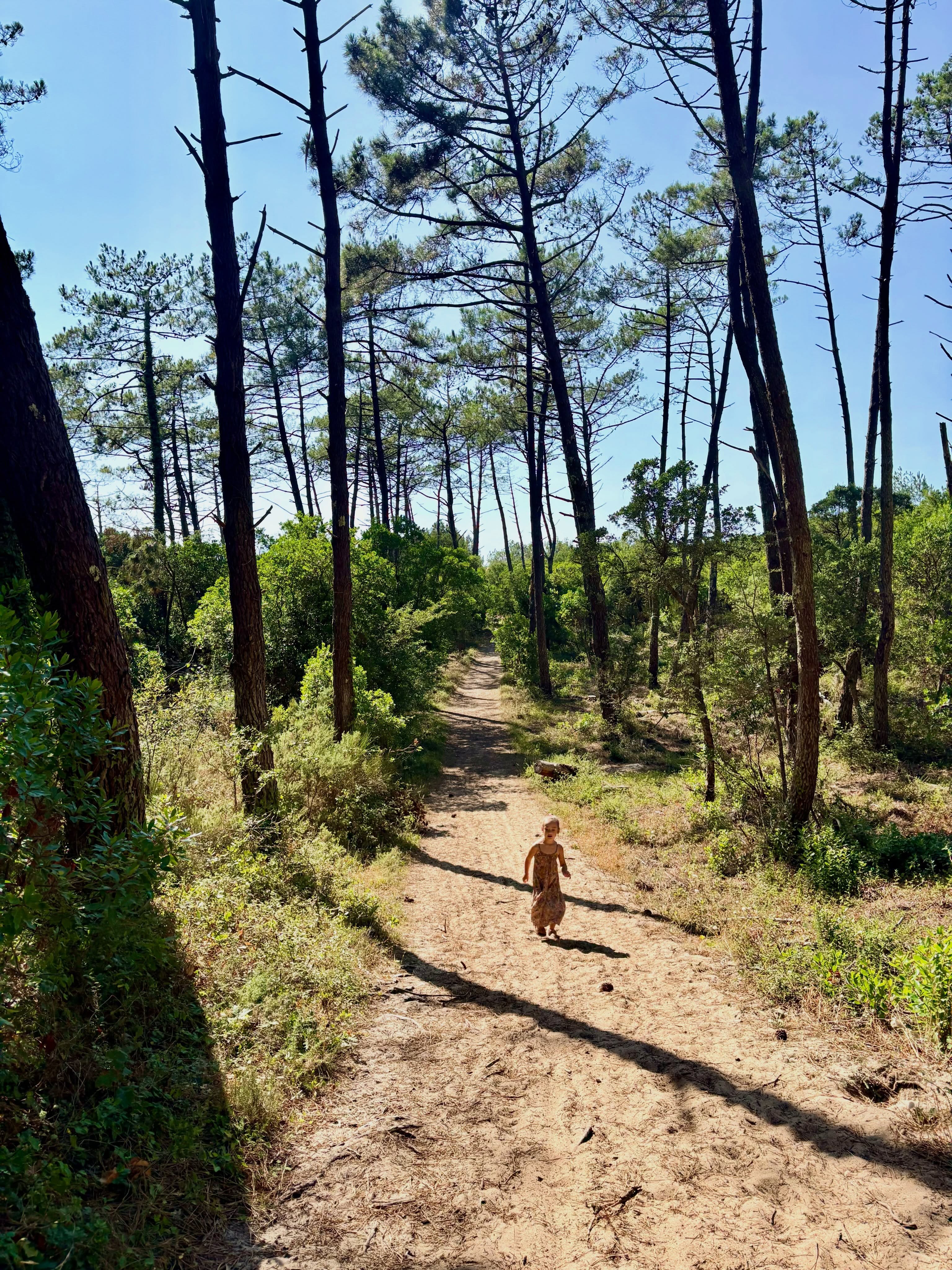 ☀️ Le Puits d’Amour est fermé à partir d’aujourd’hui, un peu plus tôt que prévu ☀️
Ces derniers jours, les terribles incendies qui touchent la Gironde nous ont profondément bouleversés. Dans ce contexte, nous n’avions tout simplement pas le cœur à ouvrir la boutique.
Nous avons choisi de mettre l’activité entre parenthèses quelques jours plus tôt afin de nous retrouver en famille, avec une pensée particulière pour toutes les personnes touchées de près ou de loin par ces événements.
Nous adressons également tout notre soutien et notre immense gratitude aux sapeurs-pompiers, aux équipes mobilisées et à tous ceux qui œuvrent sans relâche pour protéger les habitants, les animaux et notre territoire. Leur engagement est admirable.
Nous espérons de tout cœur que la situation s’améliorera rapidement 💕
Nous aurons le plaisir de vous retrouver autour du 25 août, avec de belles nouveautés, des couleurs et, nous l’espérons, un peu plus de légèreté. 🤞
Prenez soin de vous et de ceux que vous aimez. 💖
L’équipe du Puits d’Amour💕