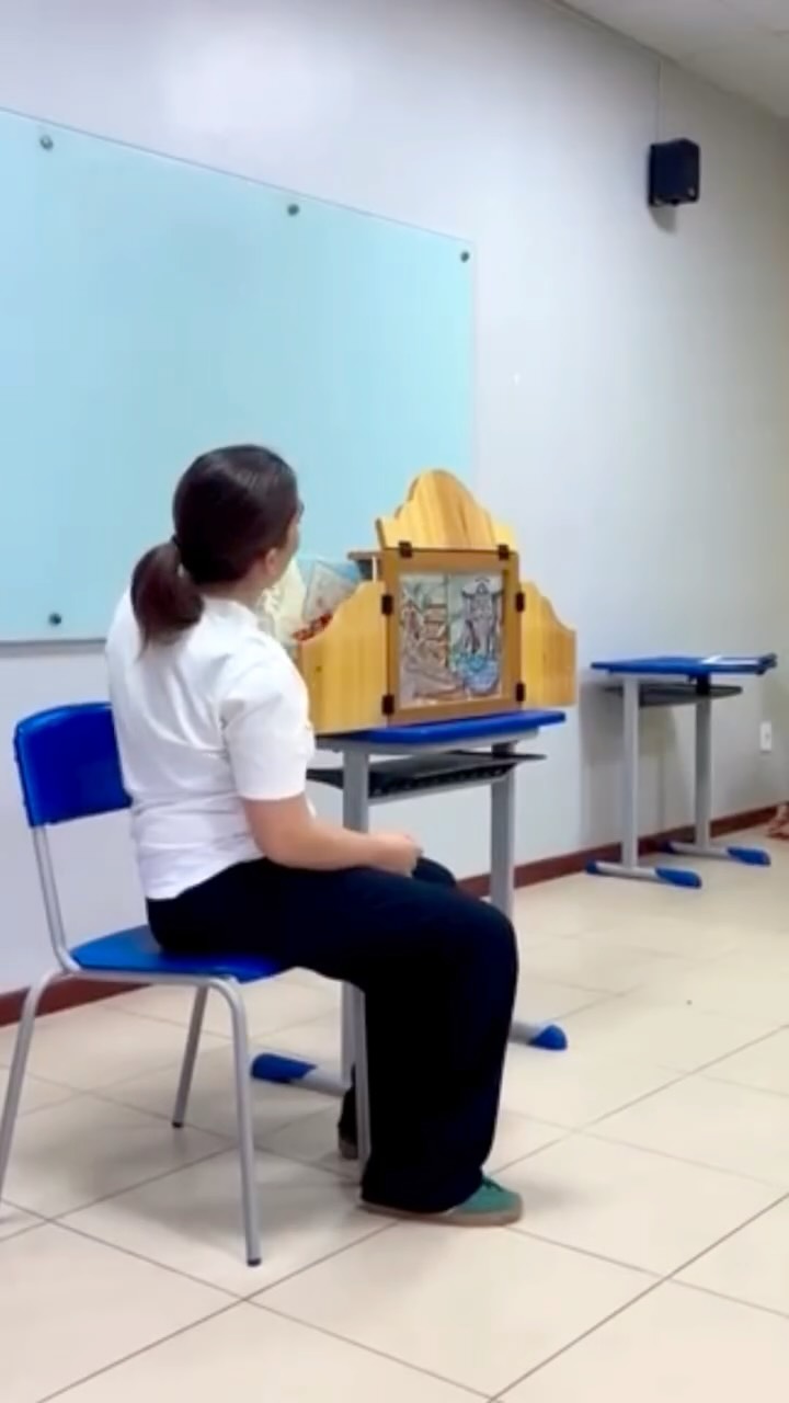 No dia 21 de julho, estivemos na Escola Sesc de Rio do Sul ministrando uma oficina de Kamishibai.
Ao longo da vivência, experimentamos jogos teatrais, utilizamos disparadores para a criação de histórias e exploramos elementos como voz, escuta e improvisação.
A proposta apresentou a contação de histórias em Kamishibai como uma potente prática cultural e pedagógica, oferecendo ferramentas para fortalecer a criatividade e a presença no ambiente escolar.
Agradecemos a Denise, Sônia, professores e professoras por esse encontro, que para nós é sempre um presente, ou melhor, uma oportunidade de partilhar o “encantamento que a coisa produza em nós”. ✨
#teatrodori #kamishibai #teatro #sescsc