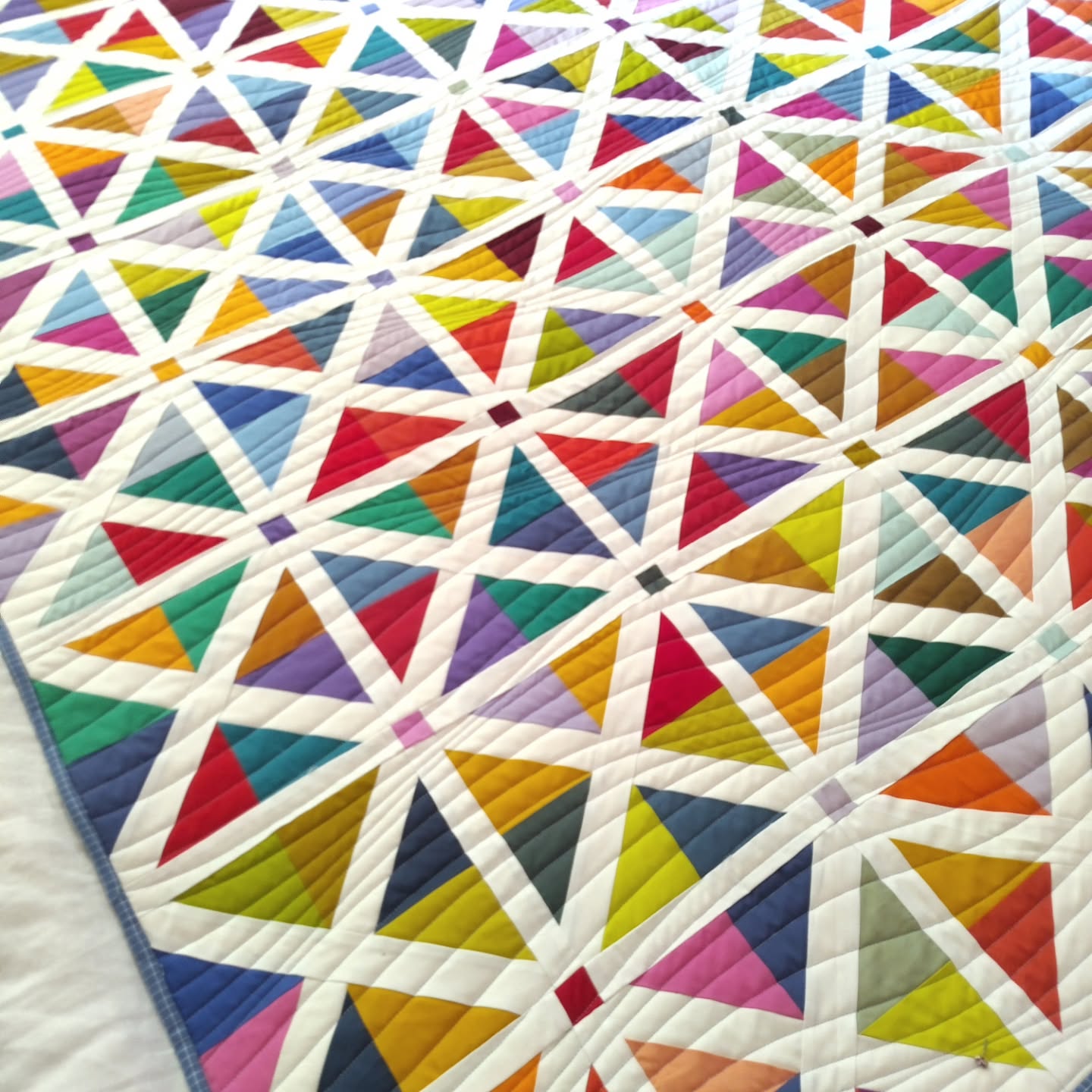 Giving this quilt a full-time spot on the grid. I had accrued so many @artgalleryfabrics Pure Solids scraps and was holding on for the perfect inspiration.
This pattern is available in the latest issue of @makemodernmagazine and I'm so thrilled with how it turned out!
Quilting by @colorwaycollective