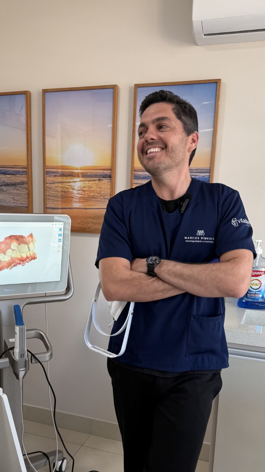 Conforto, segurança e cuidado também fazem parte do tratamento odontológico. 💙
Em alguns casos, a sedação é uma grande aliada da odontopediatria.
Ela pode ser indicada quando a criança apresenta muita ansiedade, medo intenso ou dificuldade para colaborar durante o atendimento. Também é uma alternativa importante para pacientes com deficiência ou no espectro autista, quando os desafios sensoriais e de manejo tornam a consulta mais difícil.
Mais do que facilitar o procedimento, a sedação tem como objetivo proporcionar uma experiência mais tranquila, segura e humanizada, respeitando as necessidades de cada paciente.
Cada indicação é feita de forma individual, após uma avaliação criteriosa do odontopediatra.
Cuidar da saúde bucal também é garantir que a criança seja acolhida da melhor forma possível. 💙