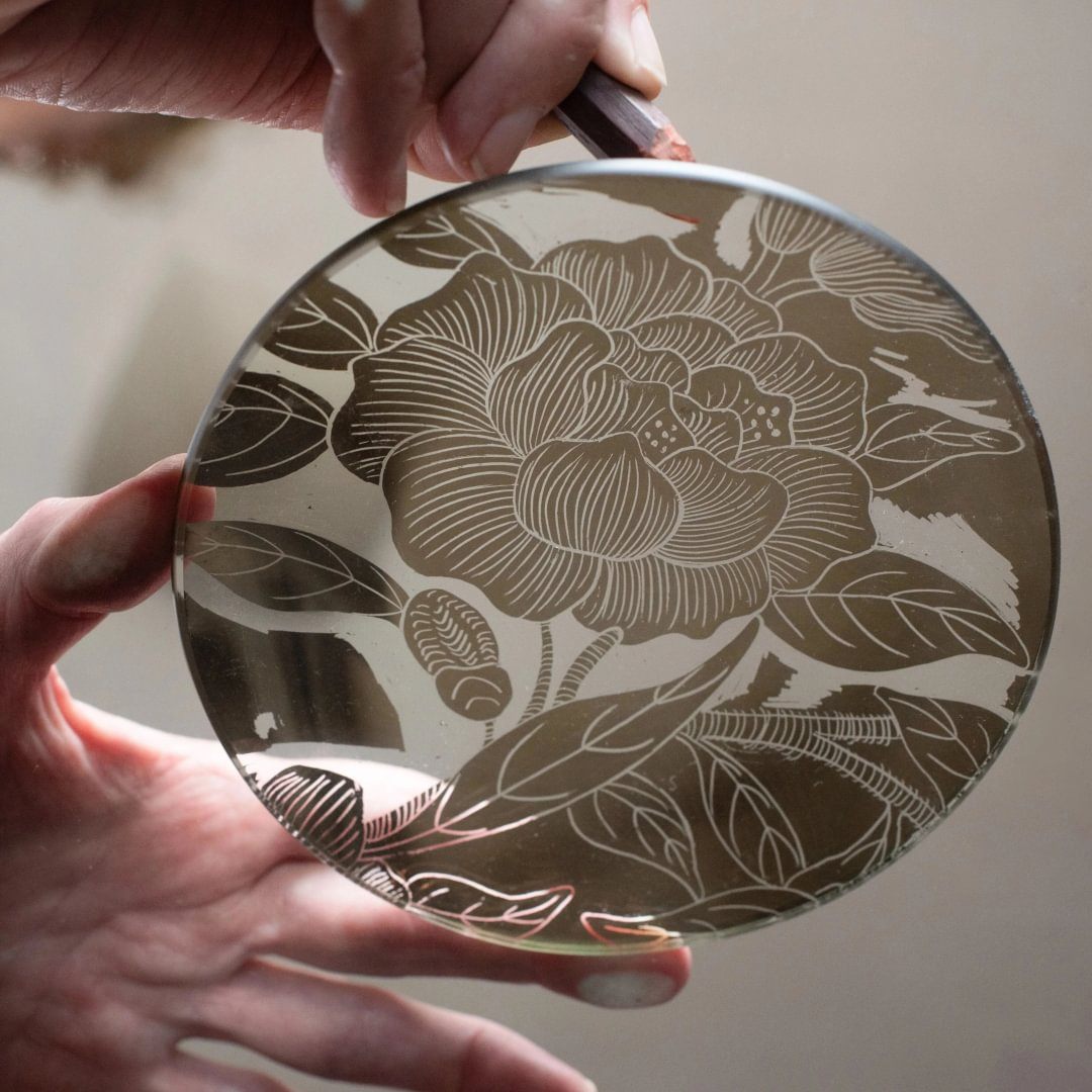 SuperStrata artisan Lisa Stimpson transforms glass into contemporary works of art through the ancient technique of verre églomisé, meticulously etching designs into gold leaf on the reverse side of the glass with a wooden stylus. Her work features richly layered surfaces in a range of textures, colors, and metal leaf finishes, including gold, silver, and palladium.
Link in bio to see more of Lisa’s artistry.