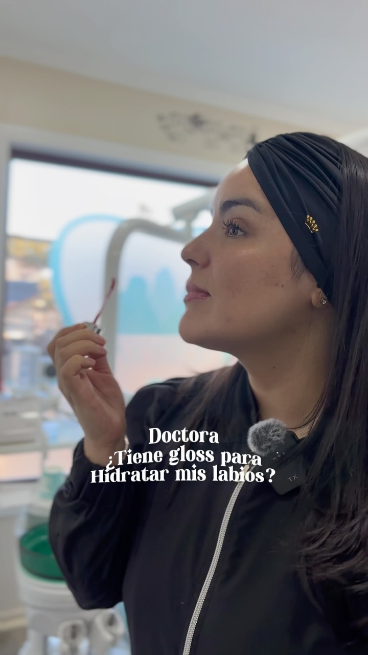Unos labios más hidratados, definidos y en armonía con tu rostro. 💋✨
El ácido hialurónico permite mejorar la hidratación, dar definición al contorno y aportar el volumen necesario según cada paciente.
Agenda tu evaluación con la Dra. Paulina Moreno y descubre cómo este tratamiento también puede realzar tu perfil. 🤍