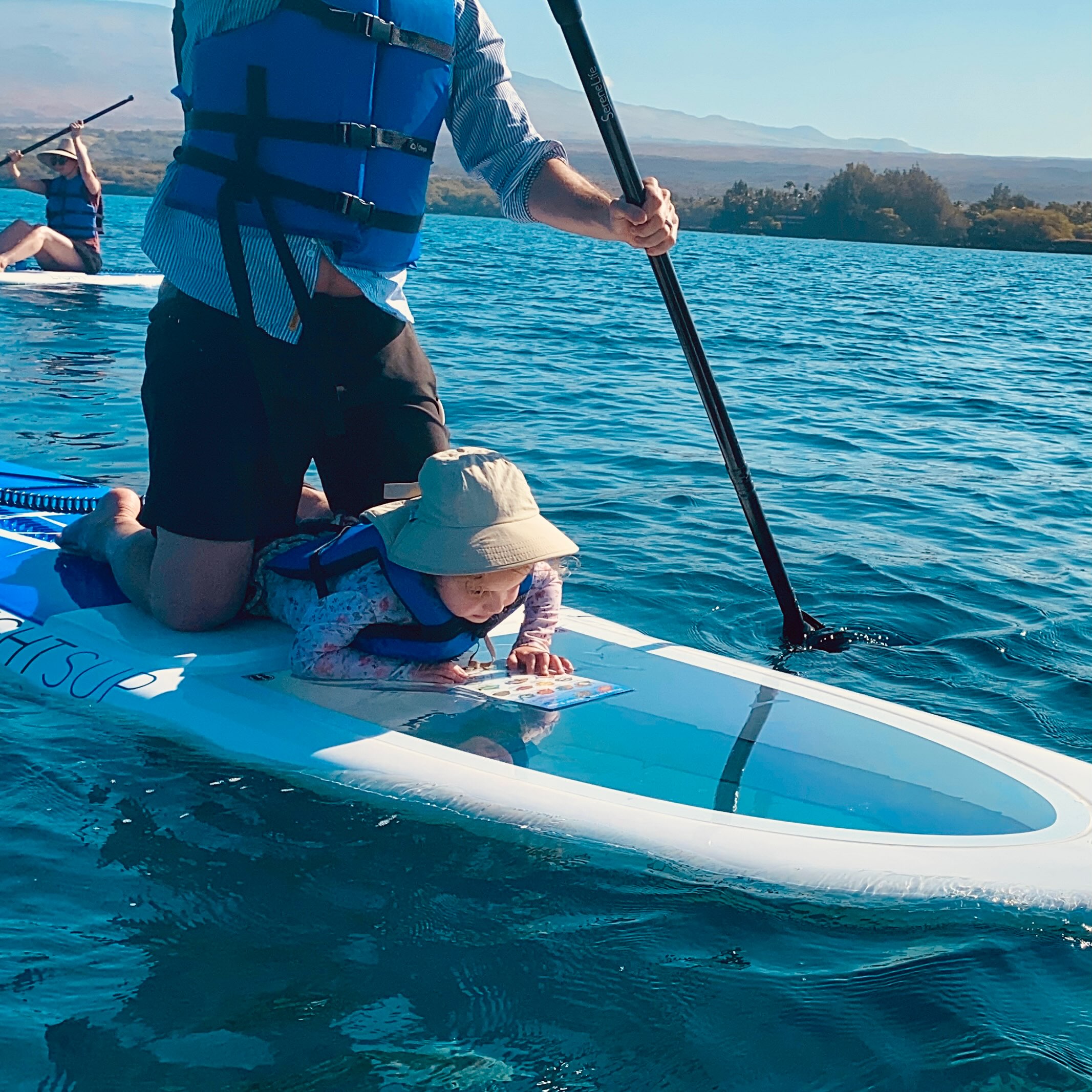Finding fish through the looking glass is the most epic way for moms and dads to share the wonders of the reef without the fuss or mask, snorkel and fins!! #standuppaddle #bigisland #paddleboarding #sup #dadanddaughter