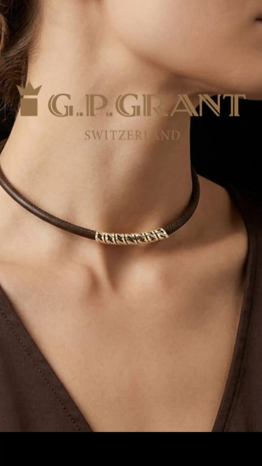 ✨ A refined leather choker with a distinctive gold-tone centrepiece — created to complement both masculine and feminine looks.
From denim to evening black, it adds a bold and elegant finishing detail.
👑 Buy here: www.gpgrant.com
#GPGrant #GPGrantSwitzerland #GPGrantJewellery #gpgrantstyle #LeatherChoker #ChokerNecklace #LuxuryJewellery #DesignerJewellery #UnisexJewellery #MensJewellery #WomensJewellery #GoldJewellery #LeatherJewellery #LuxuryAccessories #StatementJewellery #JewelleryDesign #UniqueJewellery #ModernJewellery #FashionAccessories #LuxuryStyle #ElegantStyle #ExclusiveDesign #GiftIdeas #JewelleryLovers #SwissBrand #LuxuryJewelry #FineJewelry #goldjewelry #jewelrygram #yellowgold