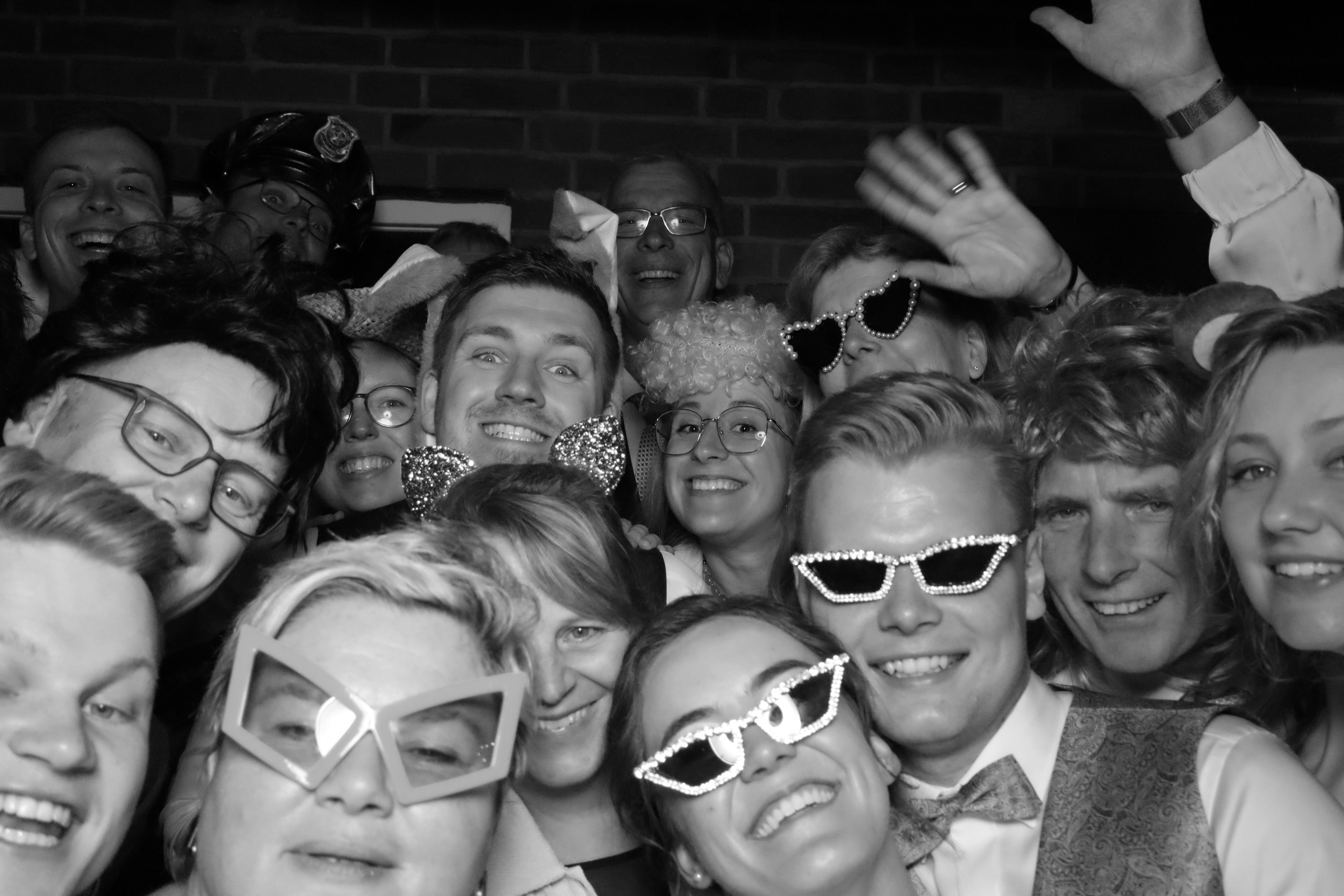 Wir wünschen euch von Herzen alles Gute 🍀💍🥂
@marielou6300 & @jowoer
#wedding #photobooth #fotobox #elbuferevents #hochzeit