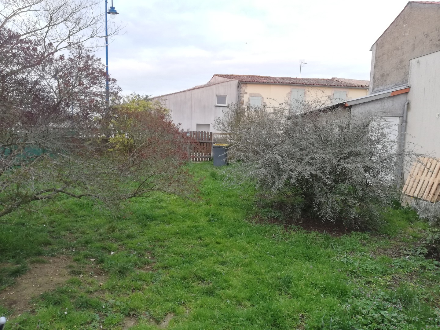 Avant → Après : création d’un jardin japonais à La Rochelle, pensé en quatre zones selon les principes du Feng Shui. Un parcours immersif et une signature paysagère unique par nos équipes.
#JardinJaponais #FengShui #PaysagisteLaRochelle #AvantApres #DesignDeJardin #JardinDesDalles #Paysagiste