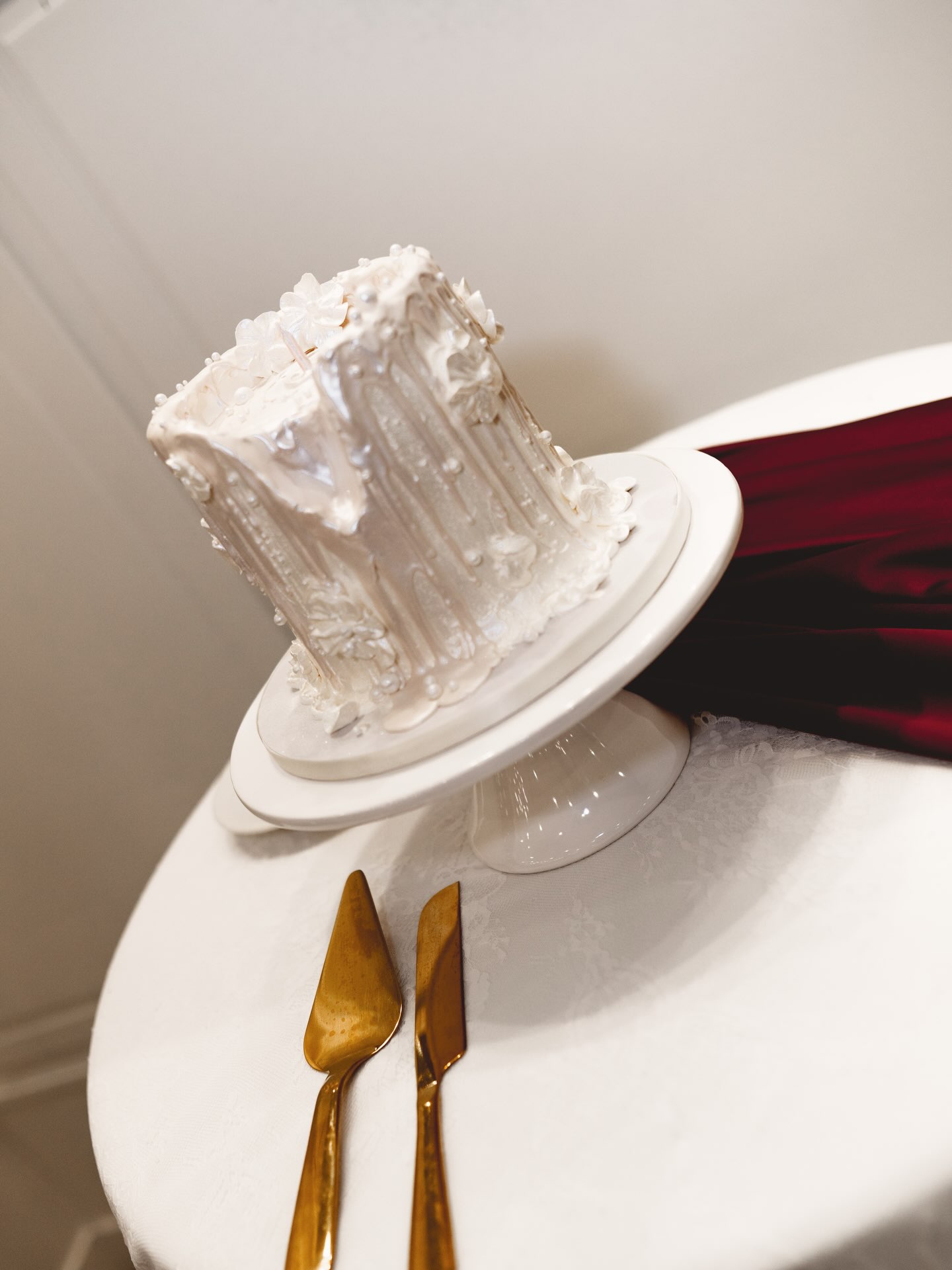 The candle cake 🕯️
How iconic is this cake design. If you are looking for a fun and unique way to elevate your cake cutting moment, this is it. Swipe ➡️ to see more from this beautiful shoot❤️
This was an espresso soaked mocha cake, filled with white chocolate mousse, and espresso Italian meringue buttercream. So good!☕️🍫
Vendors:
Host, Concept Creation, Makeup - @skynnbyjalynn
Venue - @watersedgeeventcenter
Hair - @bec.salon
Photo:
@amanda_ashley_imagery
Videographer - @jamesdallin_films
Cake - @paoliansweets
Brides Dress - @stellula.couture
Tux - @brady.b.ellis
Chairs - @blushcreekchairrentals
Florals - @lepeartreestudio
Champagne Wall/Ceremony Arch - @sugarpineevents
Content Creator - @btswithtam_
Fabric Draping/Tablescapes - @everafteridaho
Mocktail Cart - @valecoffeecart
Spray Tan - @touchofsunllc
#candlecake #boiseweddings #boisebakery #boiseweddingcakes #boisecustomcakes