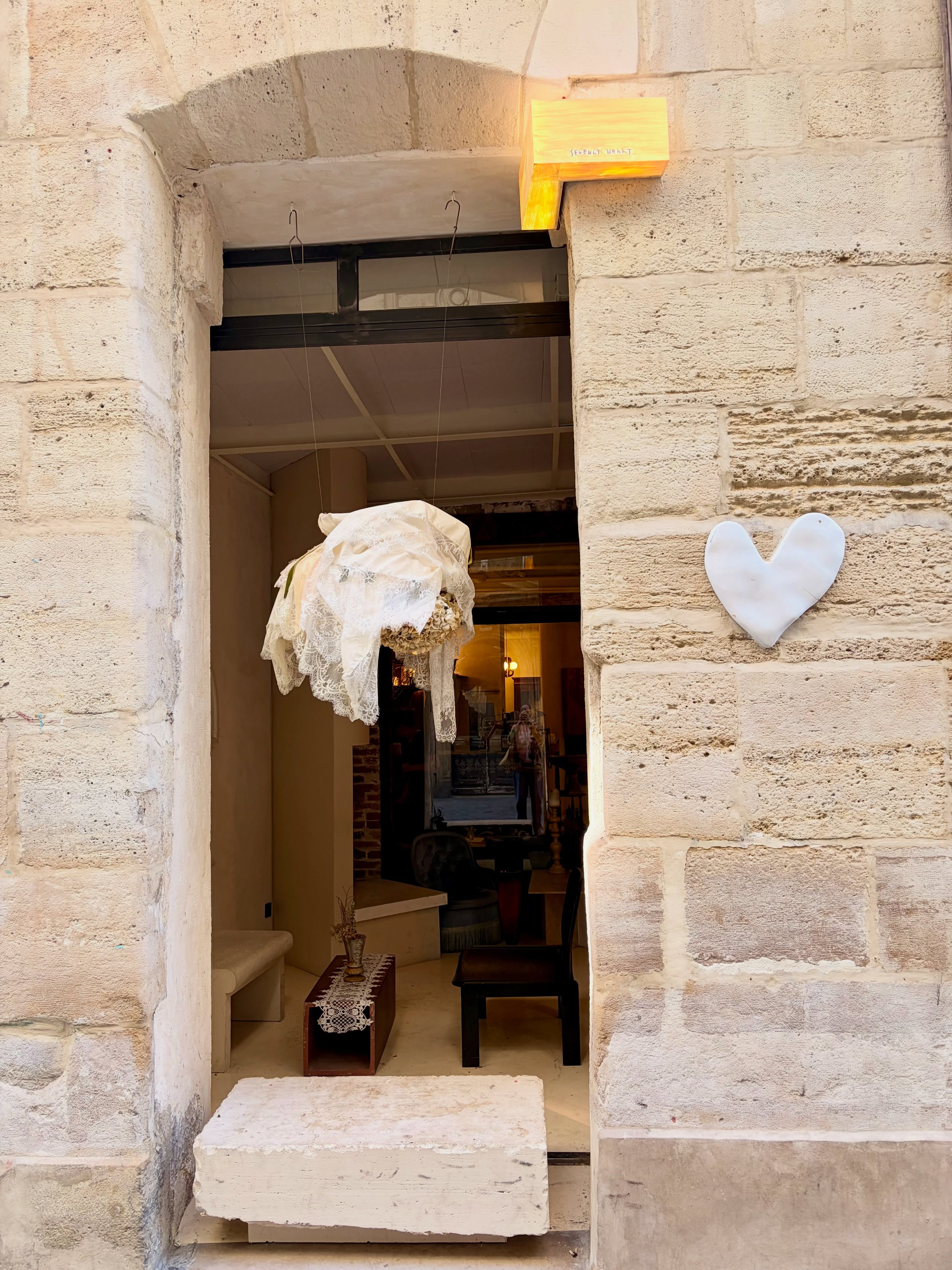A recent favourite in Paris 🤍
@sevenlyheart expanded with a second café on rue Quincampoix, bringing the same thoughtful design, great coffee (and wines!), and understated atmosphere that made the original such a success!
A place worth adding to a Paris Retail Tour X