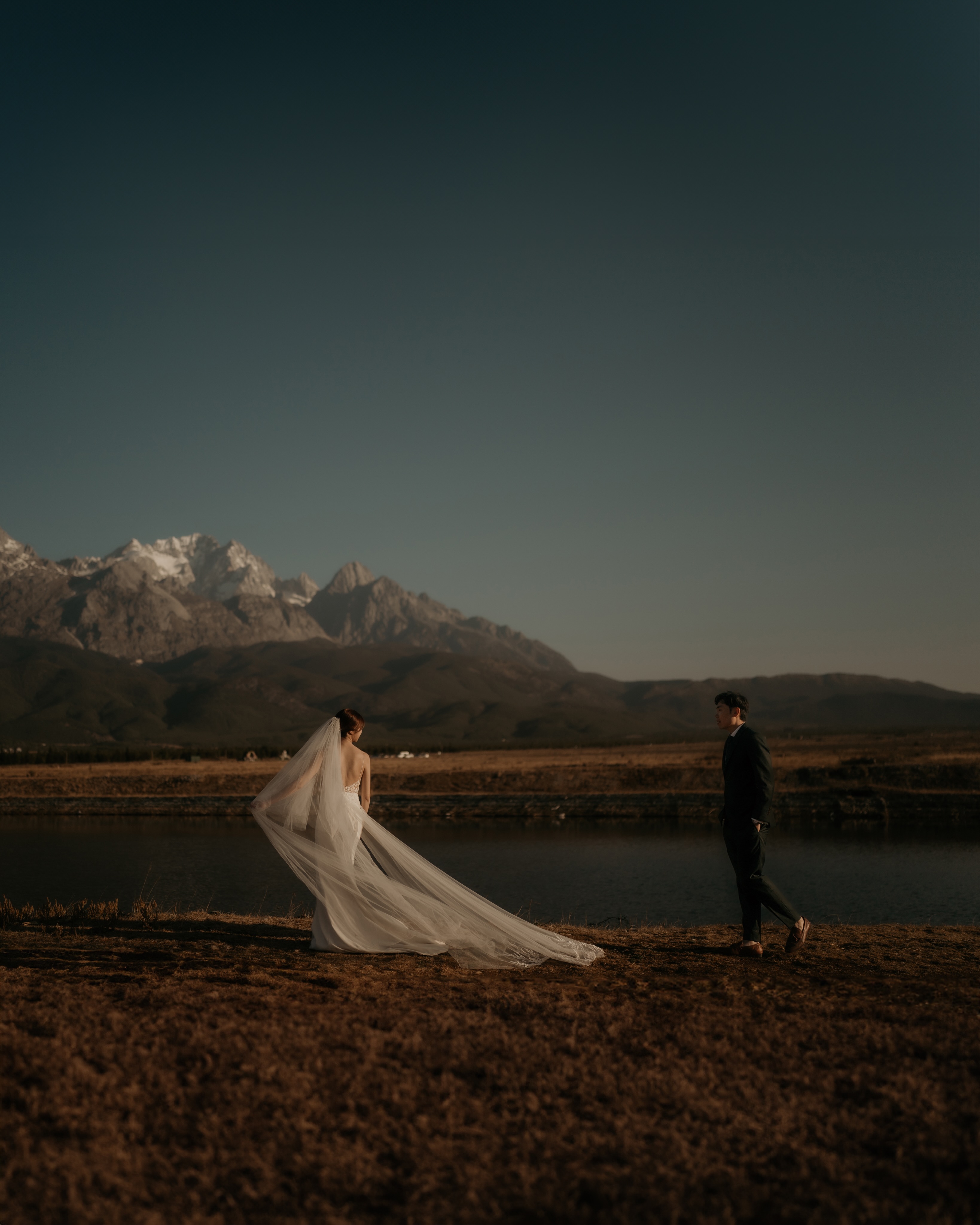 Sunrise, still waters, and mountains that make everything else feel a little quieter 🤍
Series of J & B
#prewedding #china
