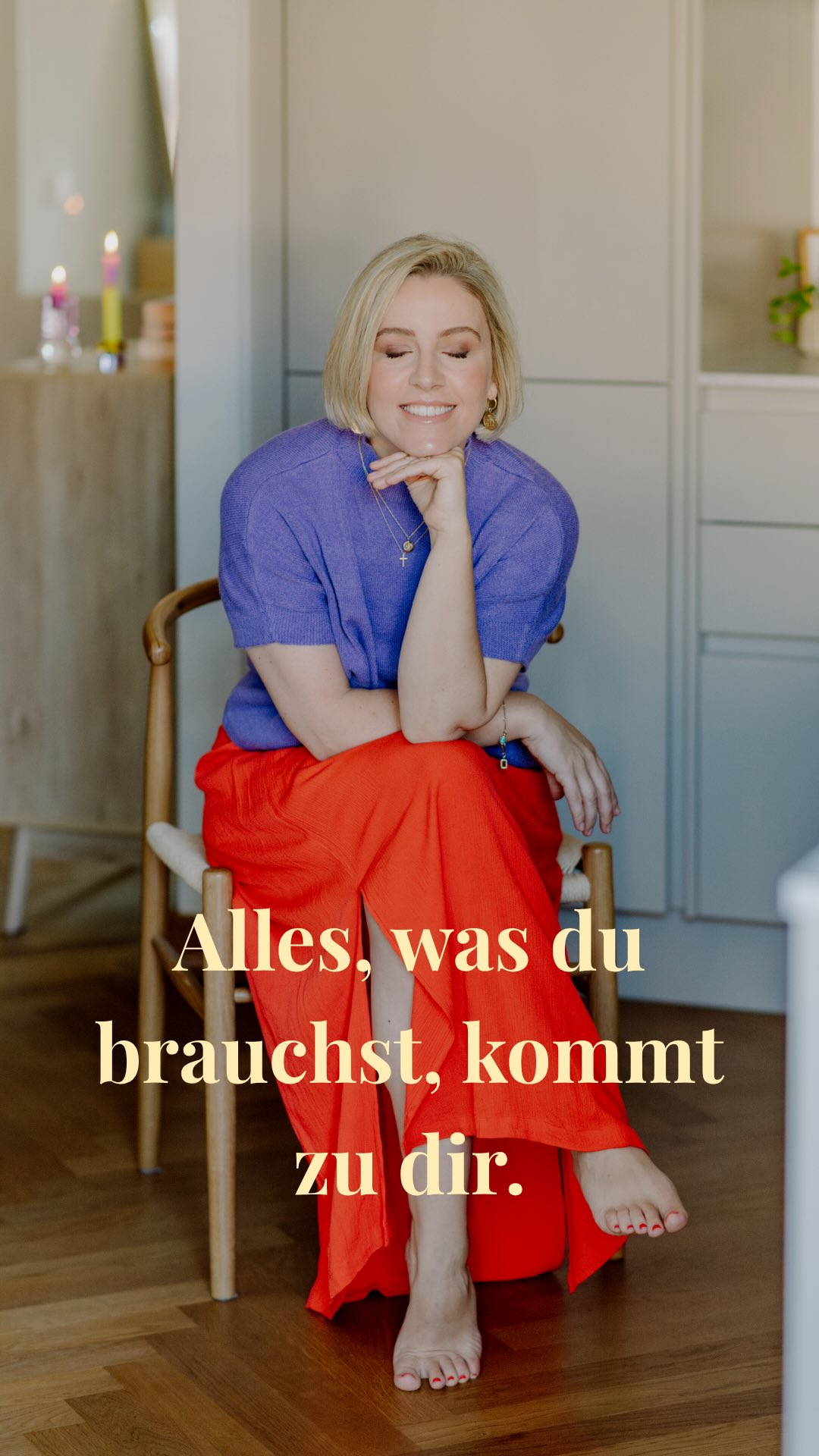 {Sobald du dich entspannst und etwas tiefer einlässt, kommt alles, was du brauchst, zu dir.} Das ist ein wichtiger Grundsatz meiner Arbeit, an den ich mich immer wieder erinnern darf.
Ich glaube, dass die wirklich wichtigen und sinnvollen Dinge, die Wunder, nach denen wir uns sehnen, nicht auf Druck kommen können.
Ein viel tieferes Geheimnis des Lebens liegt im Loslassen und Empfangen und „Erfolg“ in diesem Sinne hat nichts mit Leisten zu tun.
So lehne ich mich beim Schreiben der Bibelstudien oft auch zurück, schließe die Augen, genieße Musik auf den Ohren oder Sonne auf der Haut und lasse los. Wenn ich nach einer Formulierung suche oder einem passenden Bibelvers, hat mir das schon so oft geholfen.
Es ist für mich eine Form von Gebet.
Die Entspannung ist übrigens nicht gleichzusetzen mit „Nichtstun“ oder Passivität. Es ist schon notwendig, dass wir uns auch auf den Weg machen – aber eben nicht als Getriebene, sondern als Empfangende.
💜 Hier entsteht übrigens gerade die nächste Bible Study. Alle bisherigen Workbooks findest du auf unserer Website unter www.franletters.com
Alles Liebe für dich heute!
Deine Franzi