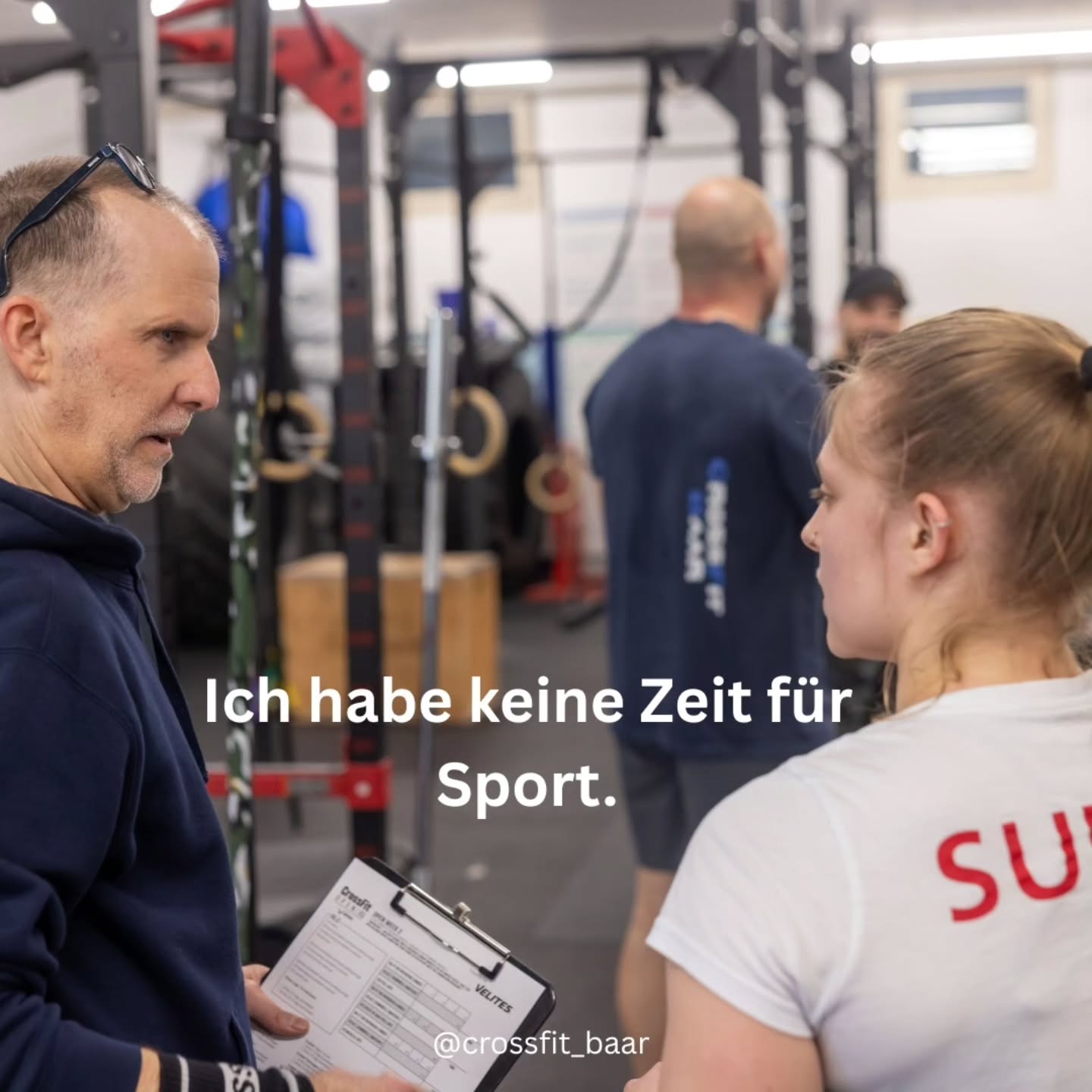 Der Alltag ist voll: Arbeit, Familie, Haushalt, Termine, Verpflichtungen. Wir wissen, dass Sport oft das Erste ist, das von der Liste fällt.
Deshalb sagen wir auch nicht: "Du musst einfach mehr Zeit finden." Denn meistens geht es gar nicht darum, mehr Zeit zu haben. Sondern einen Rahmen zu schaffen, der auch dann funktioniert, wenn das Leben nicht perfekt planbar ist.
Genau deshalb setzen wir bei CrossFit Baar auf feste Klassen, Coaches, die dich begleiten, und eine Community, die dich motiviert – auch an den Tagen, an denen dein Sofa überzeugender klingt.
Du musst nicht jeden Tag trainieren. Ein oder zwei Einheiten pro Woche können bereits einen grossen Unterschied machen. Für deine Energie. Deine Kraft. Deinen Rücken. Deinen Alltag.
👉 Vielleicht fehlt dir gar nicht die Zeit. Vielleicht fehlt dir einfach ein Ort, an dem Dranbleiben leichter wird.
#crossfit #fitnessbaar #zugfitness #functionalfitness #gesundheit