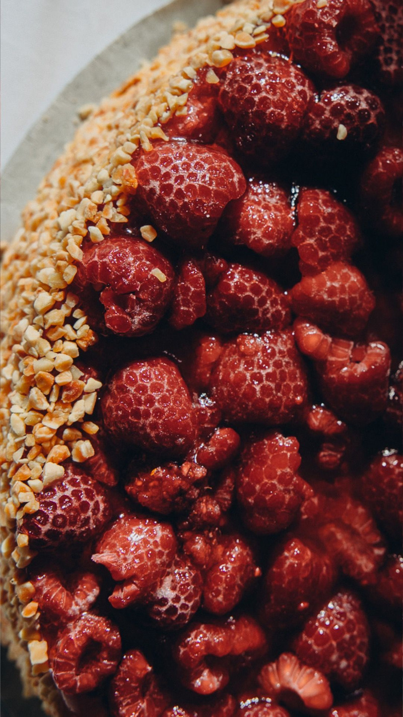 „Ich nehme keinen Zucker im Kaffee.“
…und fünf Minuten später steht ein Stück Kuchen auf dem Tisch. 😄
Zum Glück gibt es bei uns genug Auswahl. Ob fruchtig mit Obst, klassischer Mohnkuchen, Käsekuchen oder eine Torte zum Nachmittagskaffee. Irgendetwas findet sich meistens.
Welches Stück würdet ihr euch heute aussuchen? ☕🍰