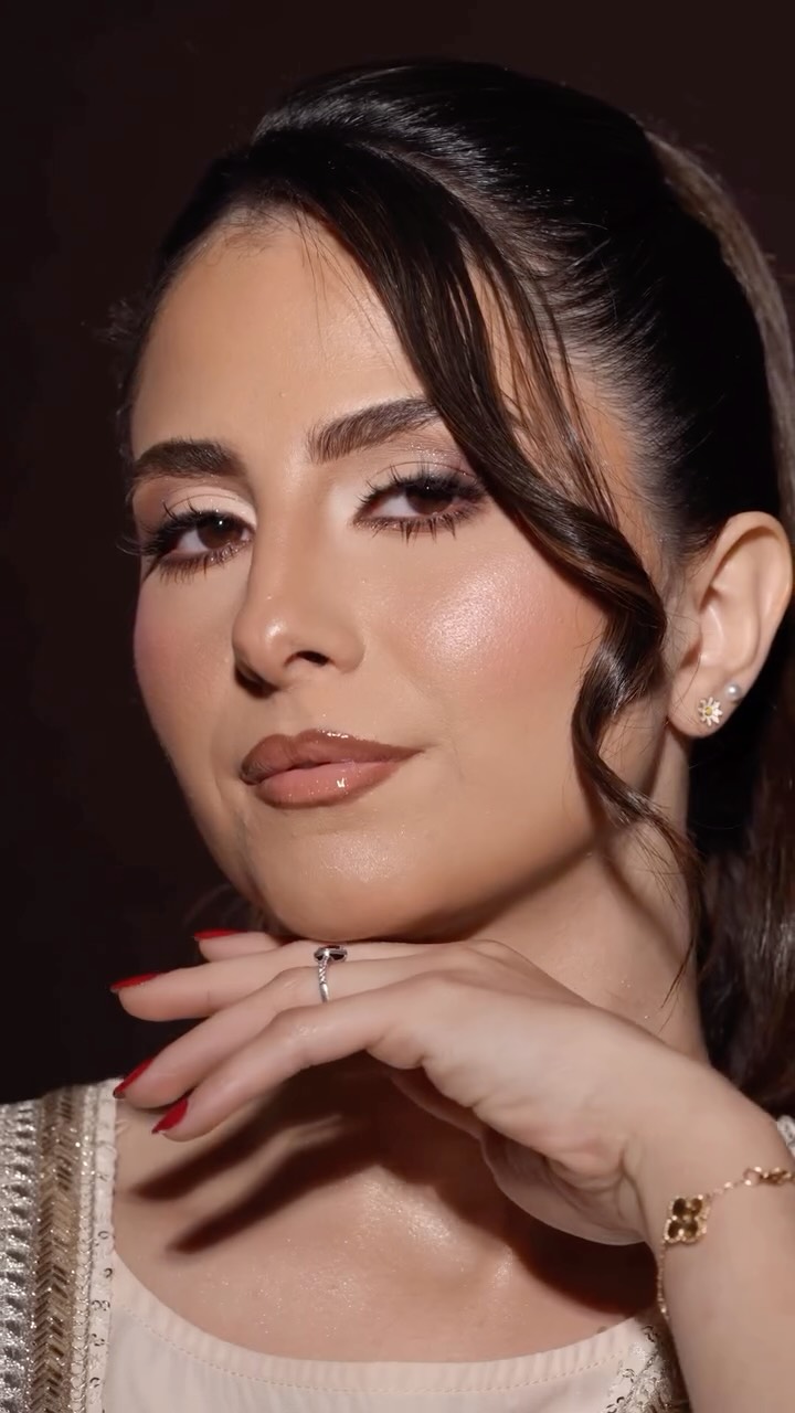 ✨ عندك عرس قريب ؟ و تبين إطلالتك تحكي عنك🤎
لوك بني ناعم وأنيق يبرز جمالج بطريقة راقية، لأنك تستحقين ميكب يخليج تتألقين بكل تفاصيلج. احجزي موعدج من الحين وخلي الباقي علينا. 💍✨
#BridalMakeup #DubaiSalon #BrownMakeup #WeddingLook #GrandFlora