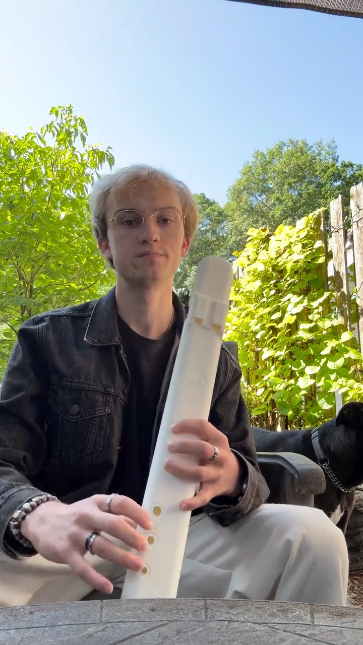 Testing out a new flute from @ias.creations ! This one’s in D minor. The bird was definitely a paid actor
#droneflute #filmcomposer #natureinspired