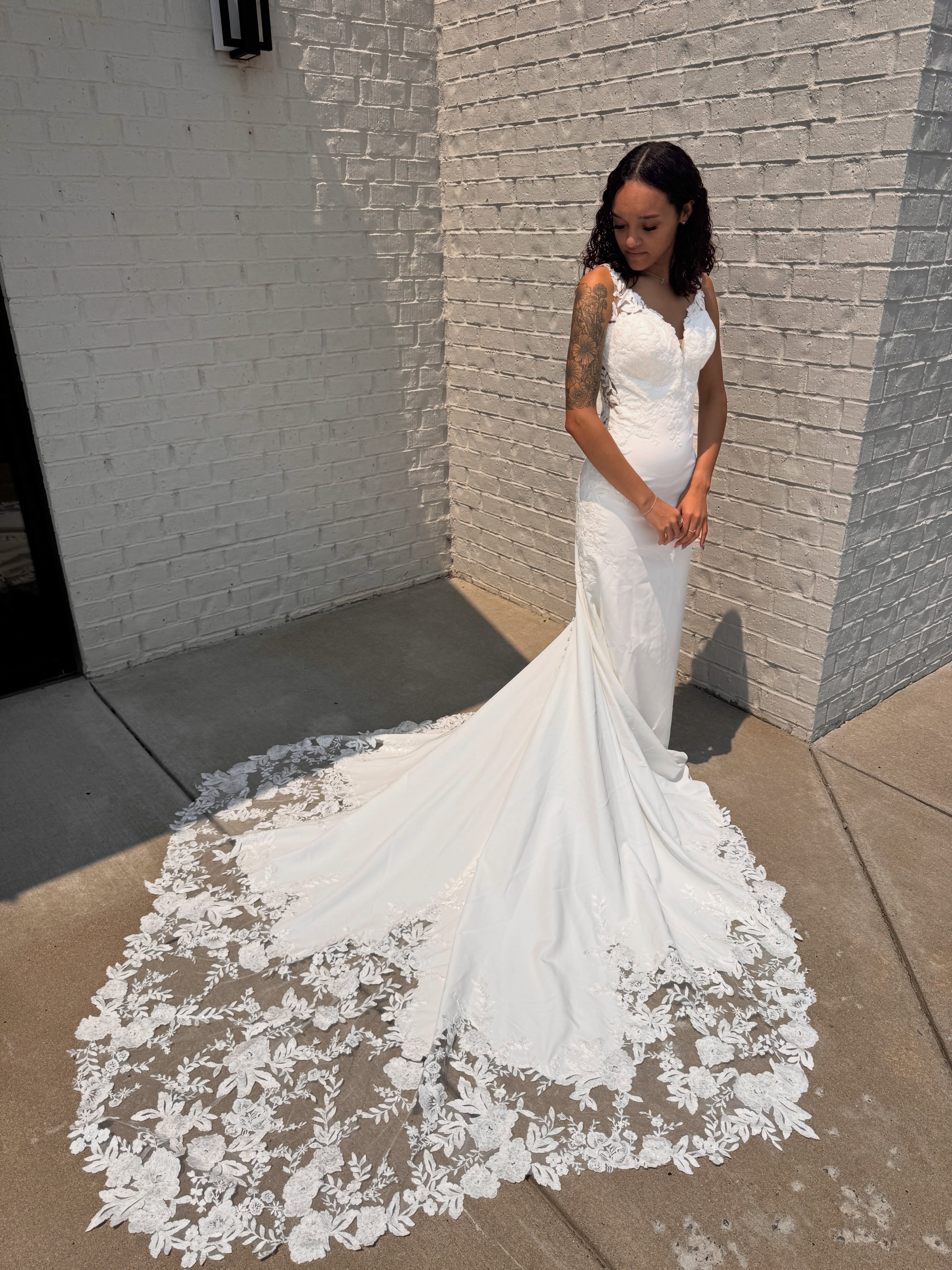 Restock of one of our brides favorites! ✨
.
Jennifer - @eddyk_bridal is back. She has one of THE BEST trains in the whole store!
.
Click the link in our bio to book your appointment to try her on today! 🤍🔗
