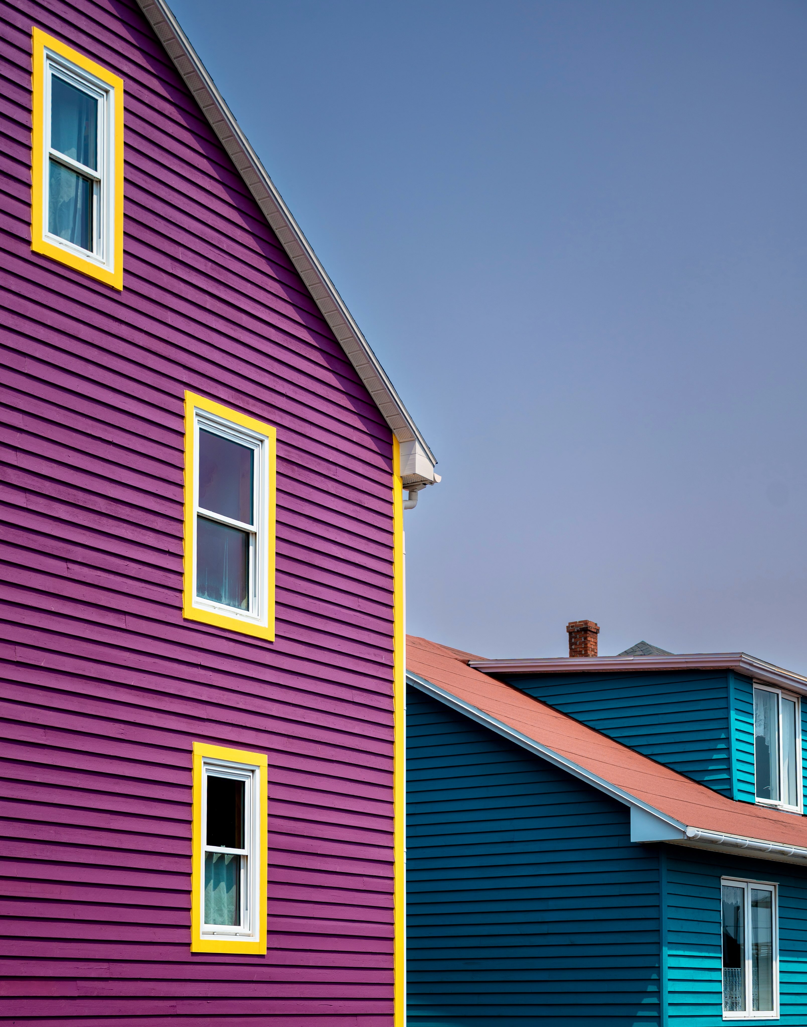 Saint Pierre et Miquelon, c’est surtout ces belles maisons colorées. Ces couleurs sont à l’image des personnes rencontrées là-bas : chaleureuses. Je vous raconterai ça plus tard.
Même plongées dans la brume, les maisons ressortent et nous servent de point de repères. « Mais si tu sais, elle habite la maison jaune à côté de chez Gauthier ». C’est typiquement le genre de phrase qu’on peut entendre à Saint Pierre. C’est vraiment super agréable de flâner dans les rues. D’autant plus quand la lumière dorée de fin de journée sature les couleurs d’une manière parfaite pour laisser son imagination divaguer. Et dans mon cas, laisser mon appareil photo imager tout ça.
#tourismespm #spm #france #laoujevais #photodevoyage