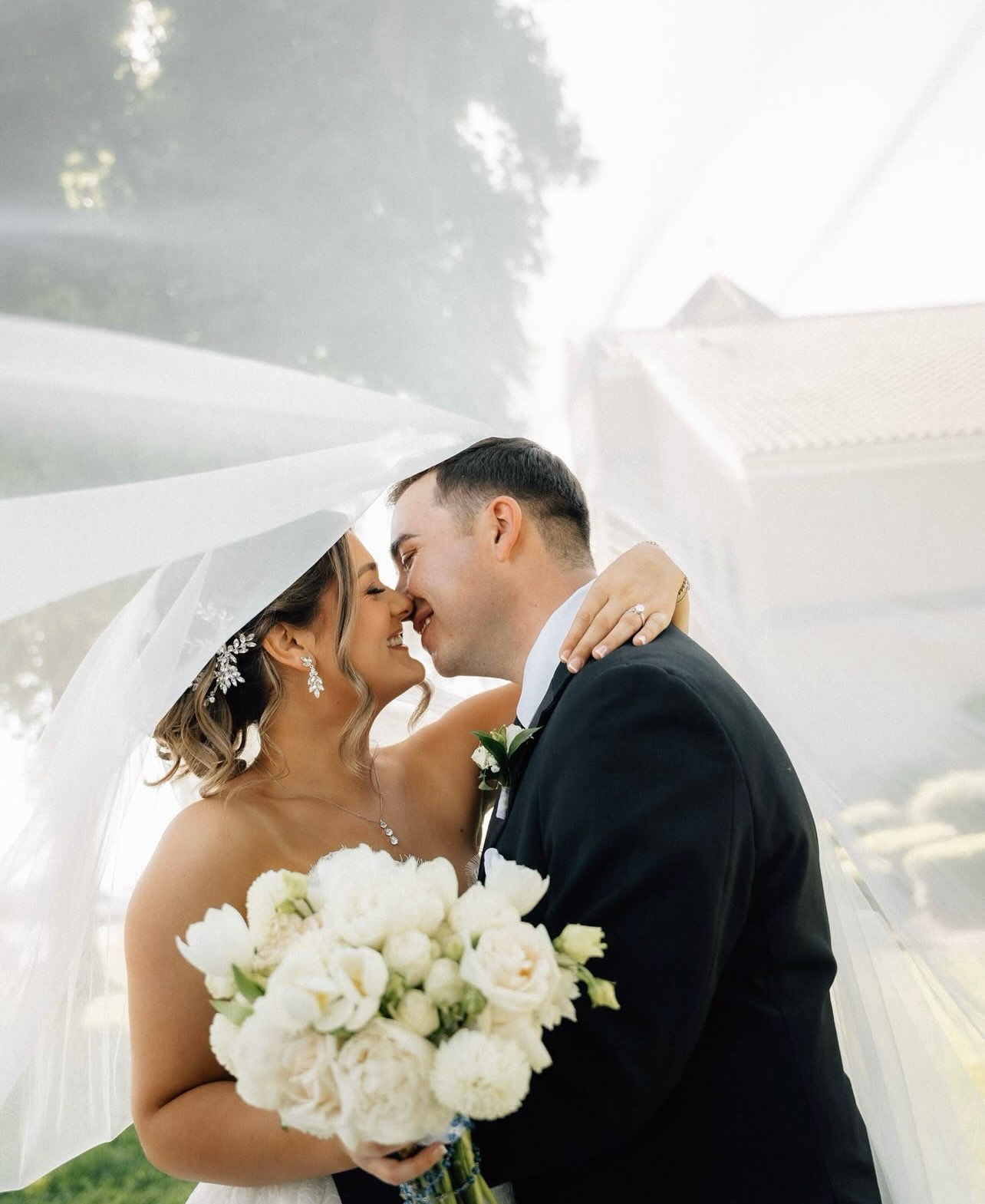 Veils make the finishing touch ✨ We are obsessed with all the veil photos!